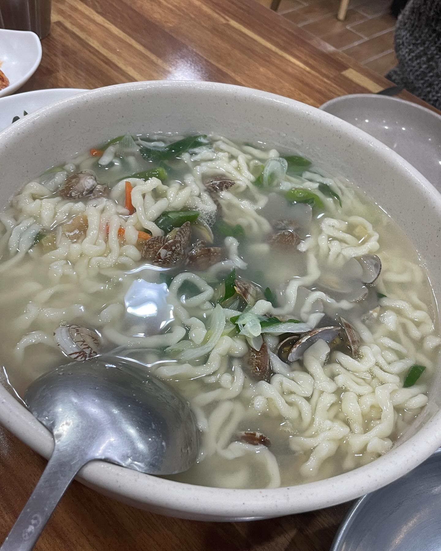 바지락 칼국수로 해장하기🌊

#청정칼국수 #안성맛집 #칼국수 #바지락 #들깨 #팥죽 #맞팔 #맞팔댓글