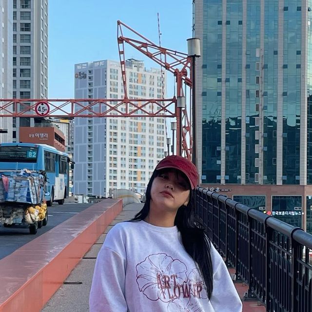 혜림포터 l OOTD on Instagram: "#광고 @1rony9orno_official 웜톤도 쿨톤도 잘받는 #아이러니포르노화이트라인 IRT120 유니섹스 아트플라워 블룸 엠블럼 맨투맨♥️ 그만큼 컬러감이 넘 이쁨! 쭈리 원단