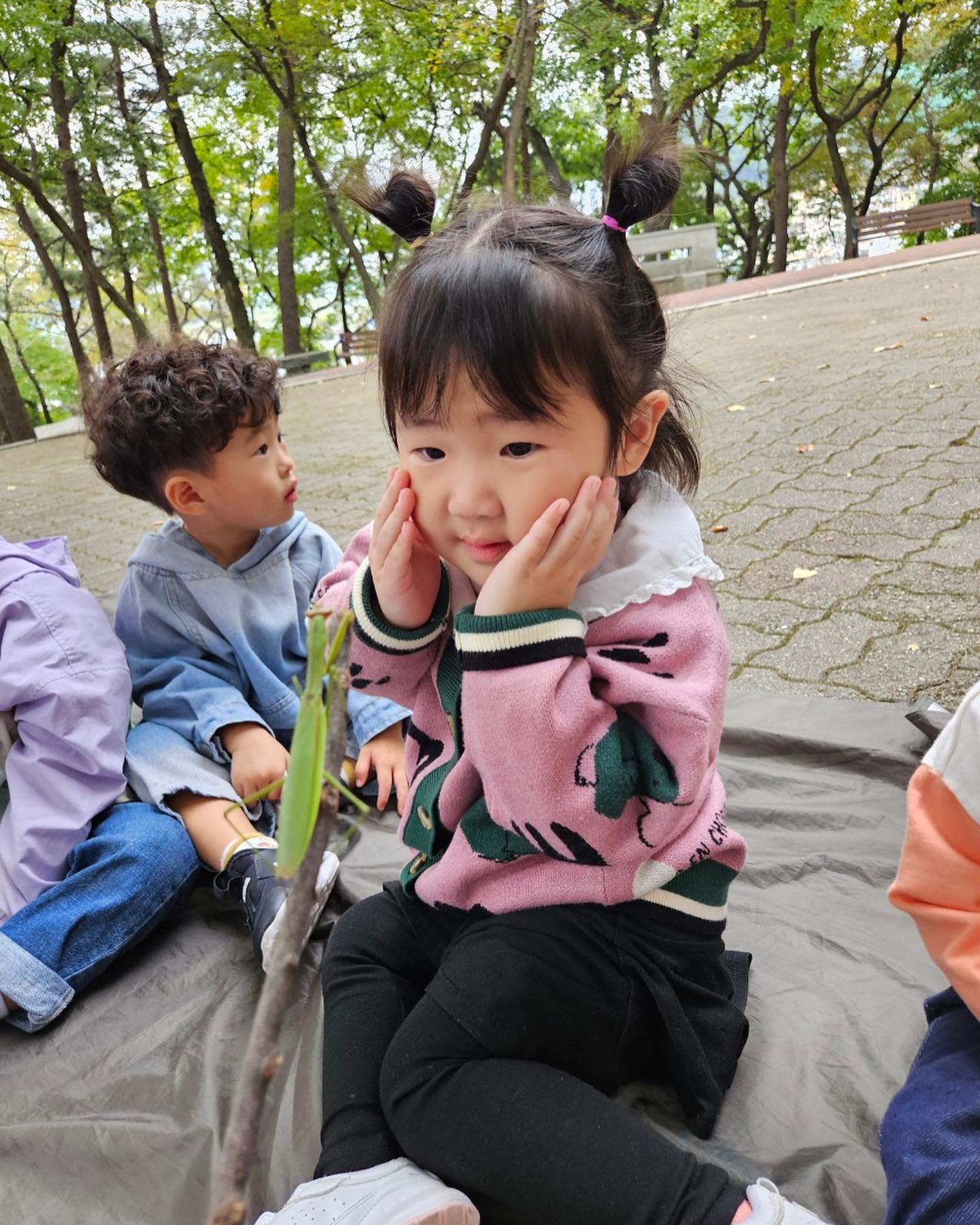 #저번주 

ㅎㅎㅎ 숲 체험 갔다 사마귀 체험🦎

표정 넘 웃김

귀여운 샷들 모아서 보기

#하원후일상 #숲체험🌳