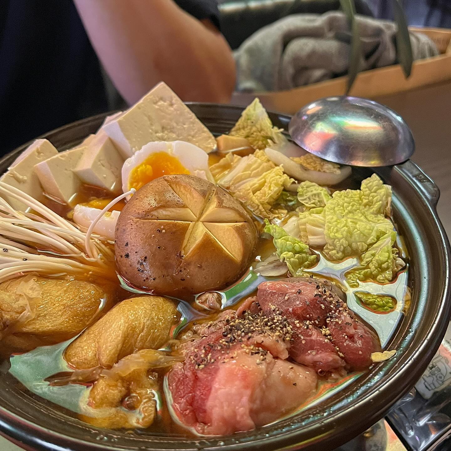 🍶 안산 :: 다이닝야경

일본 술집을 가본적은 없지만
마치 일본 술집을 온것같은 느낌 👀

🍲스끼야끼
둘다 배불러서 제일 실패없는 안주인 스끼야끼로 픽!
스끼야끼는 먹자마자 어디서 먹어본 맛인데 달짝지근한게 소불고기맛같았다.

🍍파인애플연유
불에 그을린 파인애플과 연유가 만나니까
빙수 먹는거 같기도하고..묘한맛
