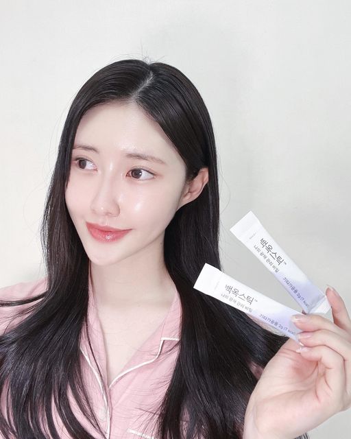 ♥백보경♥ on Instagram: "#광고
국내 최초 리포좀 글루타치온 7일 백옥스틱 먹어봤는데 효과 대박이네용 ㅎㅎ 안밝아진다면 100% 환불 보장제 시행중이라는데 드셔보아용~~~😘❤️

• 속부터 차오르는 백옥관리가 필요하신분
• 안색이 어둡다는 말을 자주 들으시는 분
• 자외선 노출이 걱정 되시는 분
• 칙칙함이 커버가 되지 않는 분
• 이너뷰티 하나로 끝내고 싶은 분
• 간편하고 맛있는 글루타치온을 찾으시는분
• 고함량 글루타치온을 찾으시는 분

이런 분들은 꼭 챙겨드시라구 강추드려용 👍👍💯

글루타치온은?

• 글루타치온의 흑색 멜라닌을 만드는 티로시나제 성분의 활성을 억제하여 미백에 도움을 줍니다.
• 비타민 G라고도 불리는 글루타치온은 3개의 아미노산(글루탐산,시스테인,글리신)이 결합된 화합물로 생체 산화 , 환원 반응에 중요한 역할을 합니다

리포조말 공법이란?

• 글루타치온을 리포좀으로써 감싸 글루타치온의 효능과 체내 흡수를 극대화한 영양소 공법 기술을 활용한 국내 최상위 프리미엄 등급 글루타치온

타사 제품 대비 차별점은?

• 국내 최초 리포좀 제형 기술 적용 - 미국산 제품
• 영국산 비타민c 100mg 함유 - 하루 권장섭취량 100%
• 더 밝아지는 시너지 원료 - 활력시너지 21종 , 뷰티 시너지 5종을 최적의 밸런스로 배합
• 빛나는 자신감 - 상큼한 레몬맛으로 하루 1포 고함량의 글루타치온 섭취

글루타치온 함량이 많다고 효과 있을까?

• 최상위 프리미엄 등급 리포조말 글루타치온 고순도 무려 85% 순도 국내 최고등급 스펙 즉, 함량보다 순도가 중요하다 !

필름형 대비 순수함량 비교? 

• 기존 L- 글루타치온 50~75mg < 닥터블릿 백옥스틱 (리포조말 글루타치온) 200mg*84% 총168mg 함유 독보적인 고함량 !

공법에 따른 흡수율 차이? 

• 기존 L - 글루타치온 = 환원형 글루타치온은 소화 중 위산에 의한 분자 훼손되어 낮은 흡수 효율 but 닥터블릿 글루타치온 = 감싸진 리포좀이 분자를 보호하여 일반 글루타치온에 비해 100 강력한 새포 재생 효과와 더불어 나노 사이즈 세포막까지 통과 !

.
.
#백옥스틱#글루타치온#먹는글루타치온#4세대글루타치온#리포좀글루타치온#피부관리#피부미백#미백관리#미백#뷰티#미용#광고문의 #인플루언서#셀카#셀피#ootd#like#selca#kbeauty #beauty #likelile#부산#서면#사상#부산핫플 #부산여자#부산모델"