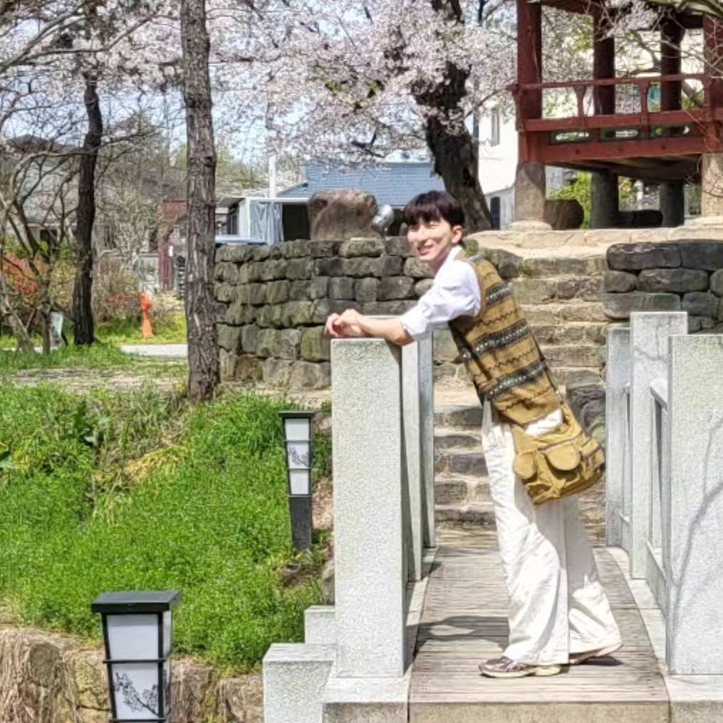안녕하세요 코지입니다 :) 
이번에는 새로운 느낌의 코디를 가져와봤어요!
약간은 클래식 + 동묘 할아버지 느낌으로다가 입어보고 싶어서
니트와 가방의 색감을 맞춰서 코디해봤는데 잘 어울리나요?😃

벚꽃 개화하기 시작할때 설레여서 피크닉 갔던게 엊그제 같은데, 어느새 꽃이 지고 있더라구요 ㅠ너무 아쉬워 흐어엉

근황 TMI를 잠깐 해보자면, 
올해 4학년이라서 졸업작품을 준비하느라 슬슬 바빠질 듯 해요..!
(아직 가봉도 안했는데, 여러모로 막막합니다 ㅠㅠ)

아 참, 브랜드 사업은 학업이랑 병행하면서 계속 하고 있습니다 :) 
학생으로써 쉽게 경험해보지 못할 사업 준비 과정들이라서
감사하게 생각하면서 하나하나 배우고자 천천히 
운영하려고 해요..!! 

아직 졸업하고 어느 분야로, 어떤 기업으로 취업을 해야할지 정하지 못해서 조금은 불안하고 걱정되기도 하지만

마음이 가는대로, 재미있어 보인다면 주저하지 않고 걸어나갈 생각입니다. 

다음에도 가끔 근황도 전달하고, 재미있는 피드 가져오겠습니다!
다들 오늘 하루도 수고 많으셨어요🌼
저녁 맛있는거 드시고 편히 쉬세요❤️

#일상 #소통 #코지의데일리룩 #니트베스트 #대학생룩 #여름코디 #남자봄코디 #옷스타그램 #ootd #패션계정맞팔 #패션인플루언서 #깔끔룩 #남자코디추천 #코디스타그램 #남자코디 #남친룩 #데이트코디 #광주 #만귀정 #광주가볼만한곳 #여행스타그램 #여행에미치다