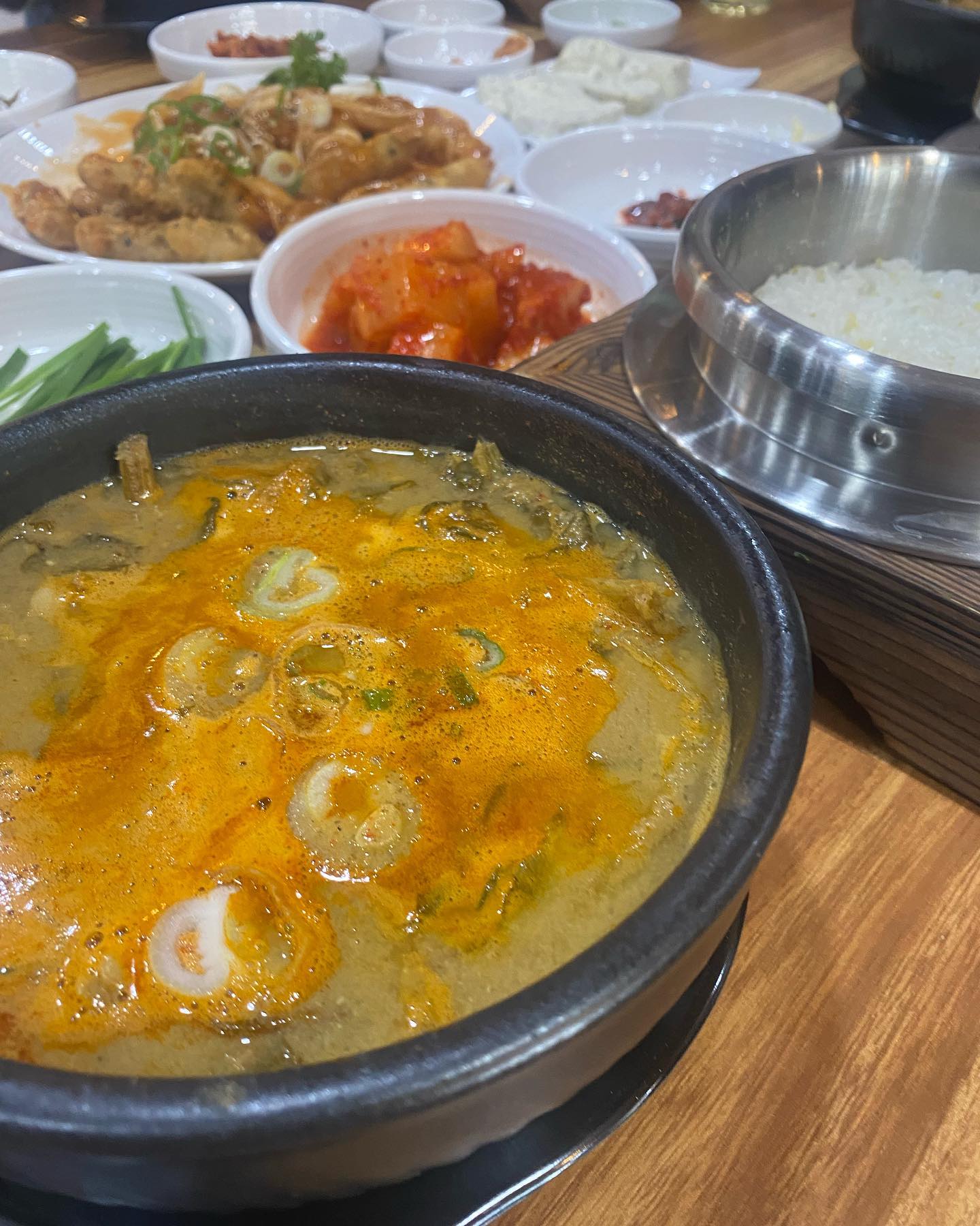 [남원추어탕 뽐뿌집]#진짜맛집 #또간집 

📩 남원추어탕 뽐뿌집❤️

🏘️ 장소 : 광주 서구 운천로 131 A동 101호

☎️ 전화번호 : 0507-1367-0012

⏰ 영업시간 : 9:30 ~ 20 :00 (15~15:30 브레이크타임)

🚗 주차 : 금호베어스타운 주차장

📍 추우니까 추어탕 먹으러 가자👍👍👍

📍 날이 춥고 몸이 허해질때 한그릇씩 하는 추어탕은 몸과 마음까지 따뜻하게 만들어주는 최고의 보양식이에요❤️
​
📍 매일 살아 있는 미꾸라지로 오전에 탕을 끓인다고 하네요. 우리 가족이 먹는다는 마음으로 음식을 한다는 말은 감동 그자체네요👏👏

📍광주 최고의 추어탕 맛집입니다!! 긴말 필요없이 무조건 가보세요!! 잘생긴 사장님은 덤이에요💯💯 사장님이 잘생겨서 더 맛있게 느껴지지만 객관적으로 최고 추어탕 맛집입니다😋 uhoney_ 

📍추어탕,탕수육 강추👍👍 굴보쌈도 개시했다고 하네요❤️

 #광주 #광주여행 #daily #일상 #소통 #광주맛집 #광주핫플 #먹스타그램  #집밥 #홈스타그램 #한식 #백반 #홈쿡 #쿡스타그램 #요리스타그램 #요리 #저녁밥상 #아침식사 #점심메뉴 #추어탕 #추어탕맛집 #광주추어탕 #남원추어탕 #뽐뿌집 #얼짱스타그램 #금호동맛집 #금호동밥집 #쌍촌동맛집