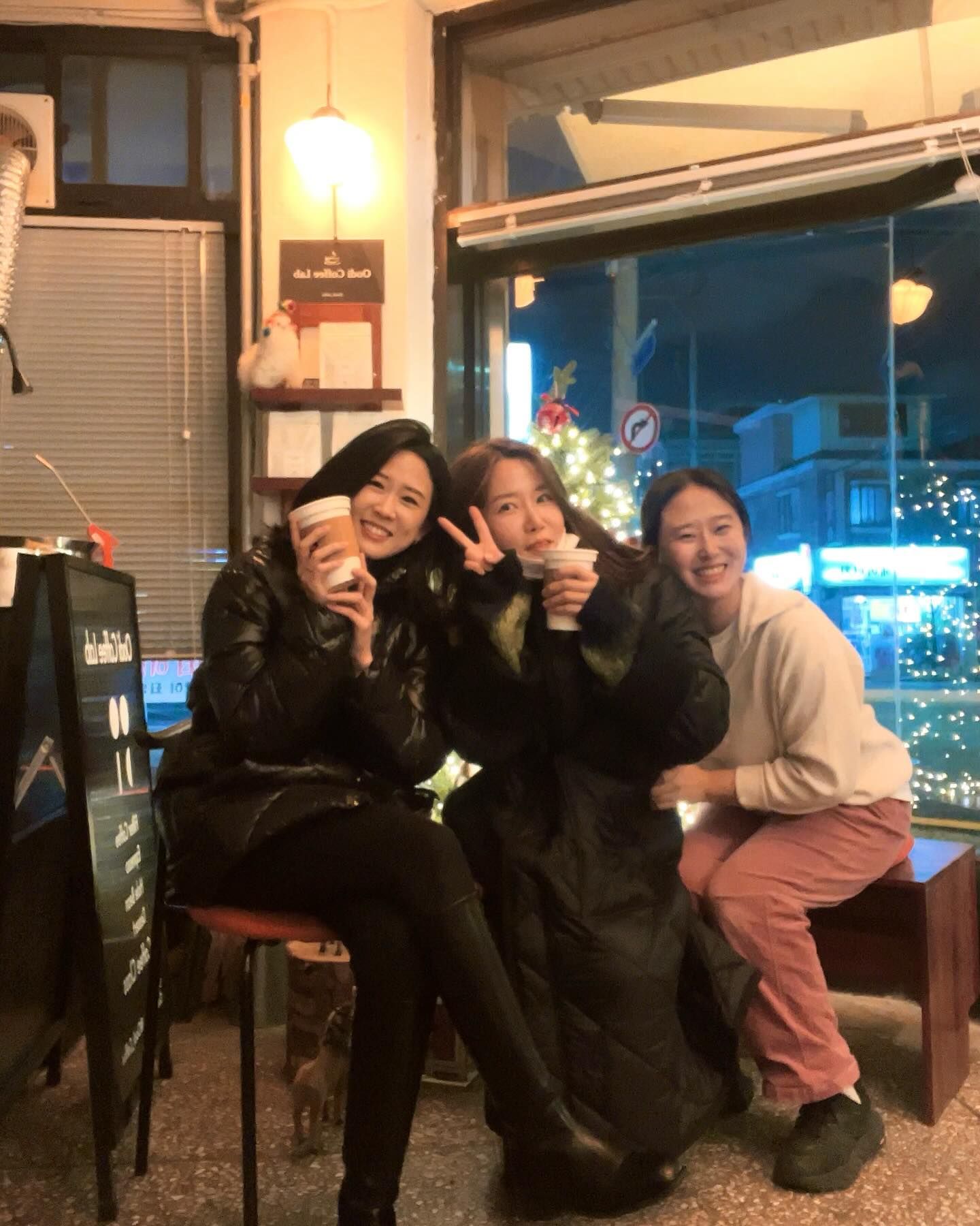지인~짜아 너무 즐겁자나!!!!!!
술 한잔 안먹고 새벽까지 수다배틀🗣️💕

여전히 나랑 서현이는 까불고 슬기는 순해졌다ㅋㅋㅋㅋㅋ🤣