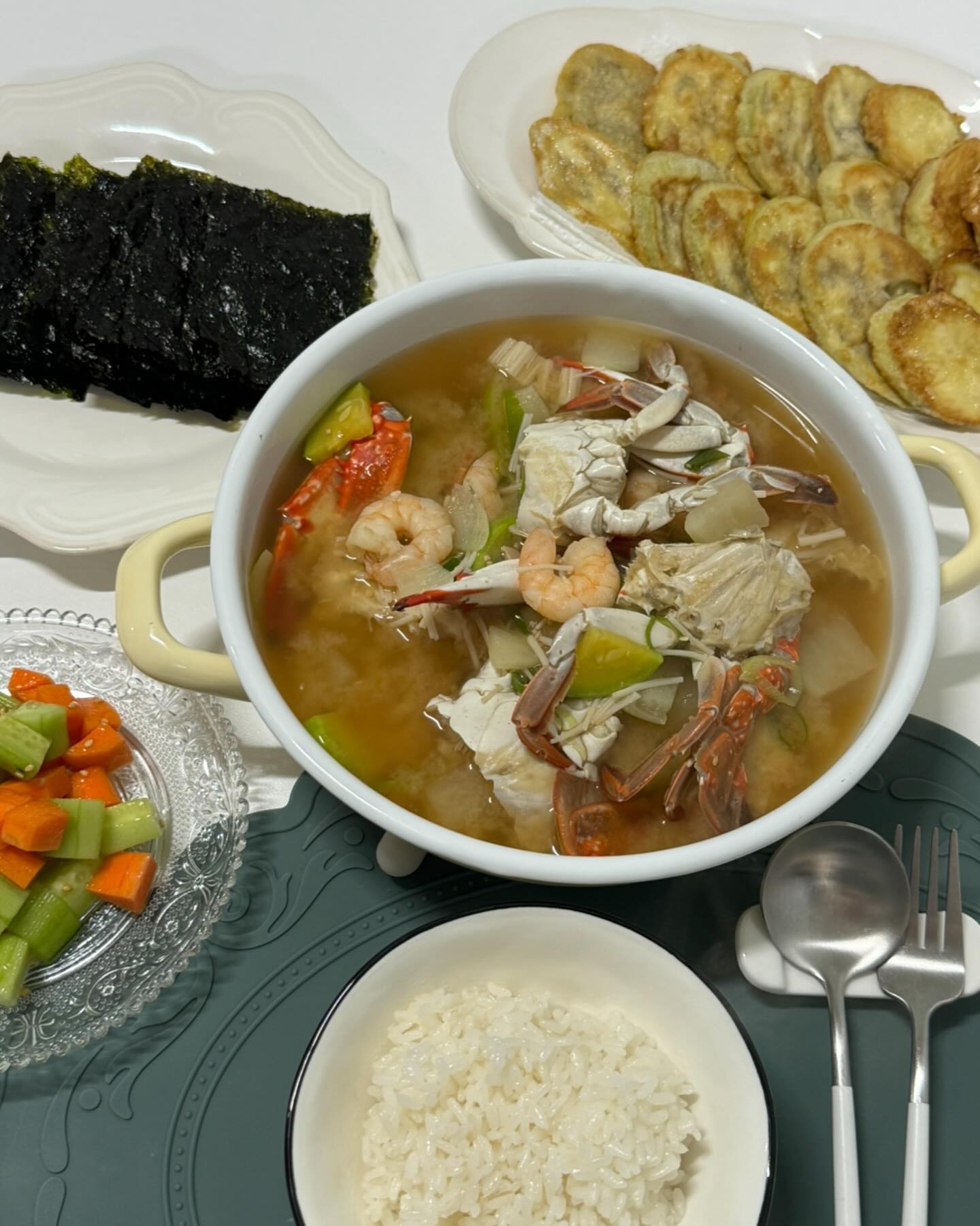 화요일에 차려준 꼬맹이들 저녁밥이에요 👩🏻‍🍳🤍
꽃게탕 끓이려던 꽃게랑 새우 넣고 된장국 끓여주고
가지는 껍질벗겨 쌀가루 + 계란옷 입혀서 전으로 굽고
오이랑 당근은 작게 썰어서 소금 , 참기름 넣고 무쳐주고
며칠전 이모님께 받았던 김도 꺼내서 차려줬어요 ◡̈ 
 
📍 꽃게된장국
냄비에 멸치 다시마 넣고 끓으면 10분 더 끓여서 건져주고
꽃게랑 무 넣고 무가 반투명해지면 된장 마늘 1 국간장 1 넣고
야채랑 새우 같이 넣어서 조금 더 끓여주면 완성 !