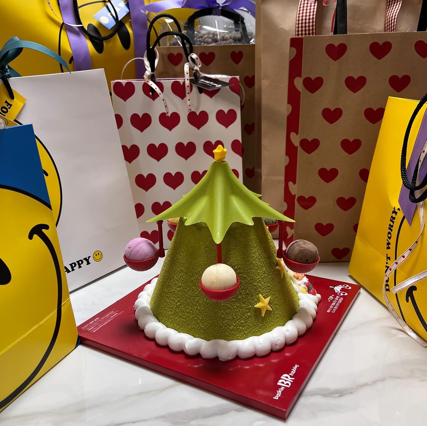 친정집, 행복한 시간🎄가족들 선물 사고, 열심히 포장까지 완료🔥 연말 알차게 보내기🙏🏻
.
.
o.9kim 남편 고마워❣️