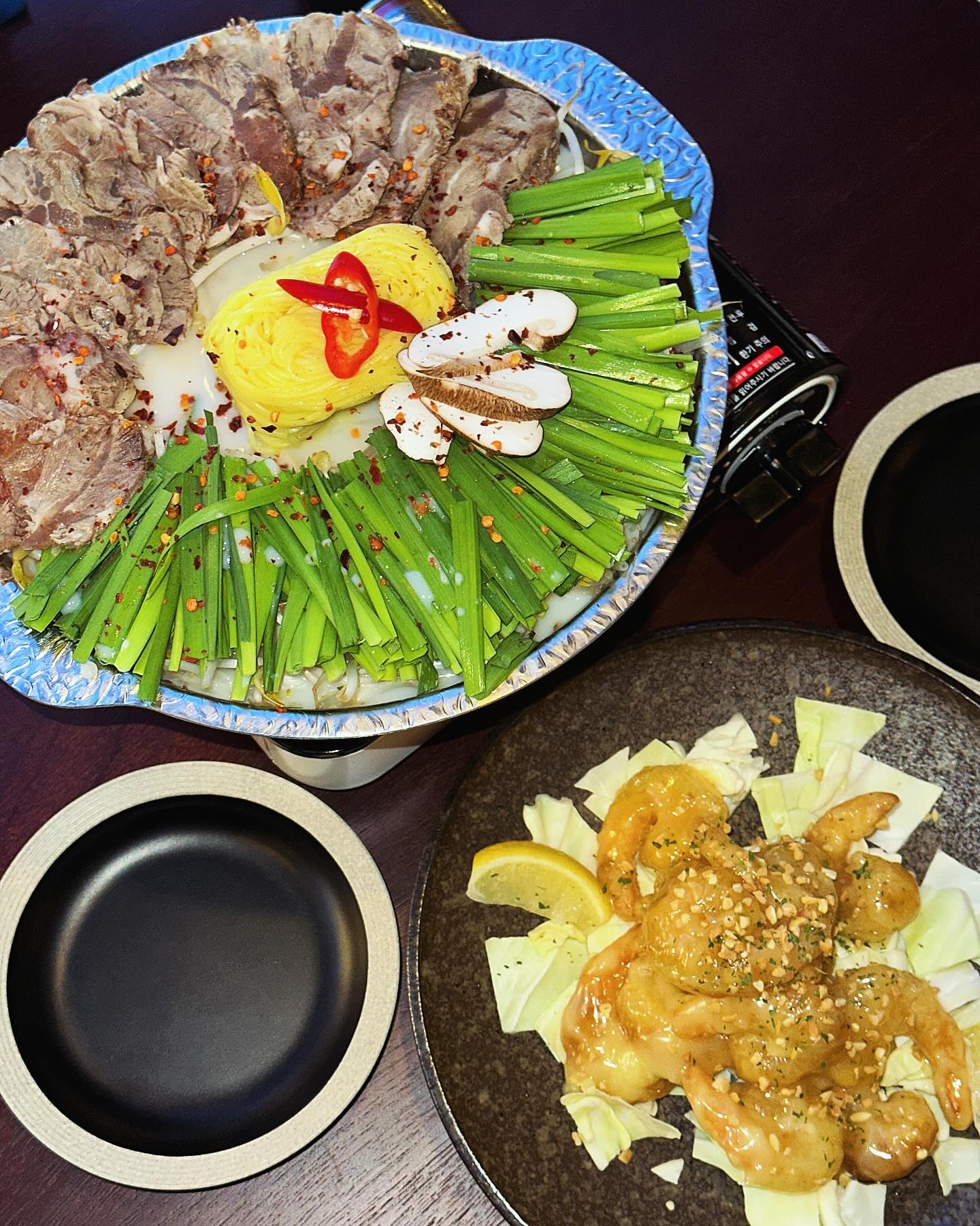#협찬 130만 먹방유투버가 오픈한 건대 맛집❗
건대에서 무릉도원을 느낄수 있는 곳 📍평정원

안녕하세요 도도예요 오늘은 건대입구역  인근에 위치한 < 평정원 >에 다녀왔어요~

안주 메뉴는 한식,중식, 일식등 다양하며 인테리어는 옛날 조선시대 신령들의 비밀의정원을 개방하여 즐기던 놀이터라는 컨셉이에요!🤩

안주 모두를 직접 수제로 만들어서 퀄리티 높은 안주를 맛볼수있어요~! 

소고기 수육전골은 국물이 진한게 진국 입니다! 크림새우는 바삭 달콤한게 굿💓

📖 제가 먹은 메뉴 
소고기 수육전골
북경 크림새우

🗺 위치: 서울 광진구 아차산로33길 41 B1, 1층, 2층
⏰ 영업시간: 18:00 - 05:00

건대 신상 술집 여기 @@가자ㄱㄱ

🤍다음 피드가 궁금하다면?➡️ w_w_dodo 
🤍먹팔 환영💞 댓글 남겨주세요❣️
🤍#도도_강동구

#건대맛집 #건대술집 #건대데이트 #상해기맛집 #상해기술집 #상해기 #건대 #평정원