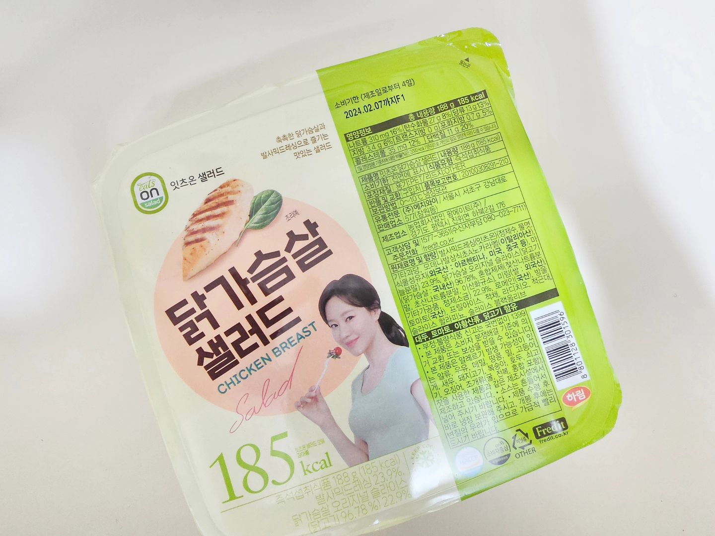 #협찬
#프레딧 #한국야쿠르트 #에치와이 #fredit
#잇츠온샐러드 #샐러드 #샐러드구독 #샐러드정기구독
#샐러드추천 #프레딧정기구독 #프레시매니저 #프레디터1기

fredit_official 

-
-

매번 쿠퍼스;만 정기구독해서 마시다 좋은 기회로
프레딧 잇츠온샐러드를 주3회씩 먹어보았다😀👍🏻

-
-

다이어트의 9할은 식단이라하는데
샐러드를 집에서 직접 해먹으려면 시간과 돈과
(+부지런함=은댕이에게 없는것)이 필요해서
식단은 엄두도 못 내고
입으로만 열심히ㅋㅋ 다이어트를 하고있었는데

아주 간편하게 저렴한 비용으로 식단이 가능한
잇츠온샐러드를 접하니 신세계🩷

-
-

집앞에 배송은 물론이고
친절하게 전날 배송알림을 미리 해줘서
오늘은 식단하는 날이구나 알 수 있다

야채를 극혐;하는 나에게 샐러드는 정말 도전하기
어려운 메뉴 중 하나였는데 

#닭가슴살샐러드
야채도 아삭아삭 신선하고 무엇보다 고기가 퍽퍽한게
아니라 촉촉해서 먹기편했고 할라피뇨가 들어있어 맛이
좋았다 드레싱양이 넉넉해서 부족하지않았고(오히려 남음)

#리코타치즈샐러드
처음 접해보는 조합이었는데 치즈가 푸딩같이 부드럽고
병아리콩이랑 햄프씨드가 의외로 맛을 해치지않아
또 싹싹 긁어먹었던🙄

-
-

오늘은 폭식할테야 해도
집 문고리에 이미 걸려있는 샐러드ㅋㅋㅋㅋ

여러가지맛을 매일 다르게 선택해서 먹을 수 있어
다이어터들에게 아주 좋은 식단이 될 것 같다‼️‼️

개인적으로는 체험이 끝나도 매일 다른메뉴로
정기구독을 신청할 계획이다🩷
3월에는 진짜 열심히 식단해야지👍🏻👍🏻👍🏻