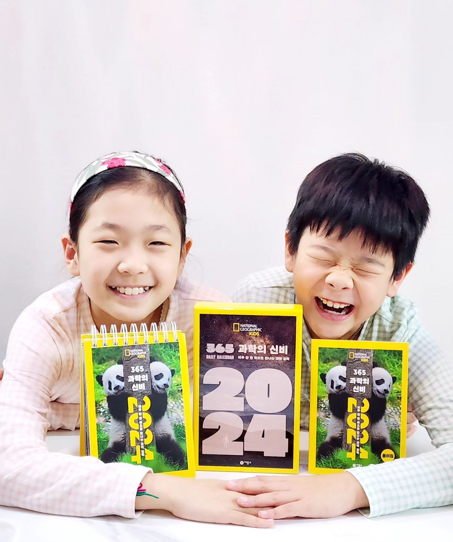 #도서제공 
#365과학의신비2024
#비룡소
📚 birbirs
🎬 3,4,5번 피드 영상 🎥

어느새 올해의 마지막 달
2024년 캘리더를 준비해야할 때

샤슈남매에게 도착한
#특별한선물 🎁 
#미리크리스마스선물

요즘 한참 푸바오 덕분에
 🐼 판다사랑 샤슈남매 
표지에 판다사진 보자마자 꺄아악!!

하루 한장 퀴즈로 만나는 과학일력 🗓 
#네셔널지오그래픽키즈

공간차지를 많이 하지않아
두고싶은 공간에 두어도 좋고,
휴대하기도 딱 좋은 사이즈 이지만
초등 사회 과학 교과연계 학습달력으로
365일 알찬내용 가득 매일매일 보기 좋아요!

네서널지오그래픽의 고퀼리티 
실사사진 함께 문제 풀어보는 재미가 솔솔 
평소 자연관찰과 동물 찐사랑 샤슈남매
좋아하는 동물들 등장으로 호기심가득 보고또보고 
서로서로 문제내고 풀어보면서 알아가는 재미까지!

🔸️365일 하루한장 달력 📅 보며, 퀴즈풀이로
과학과 친해지고, 교과연계로 자신감 업!!

🔸️풀이집도 함께 들어있어 알쏭달쏭한 퀴즈들도
문제없이 궁금증 해결!!

🔸️믿고보는 네서널지오그래픽의 고화질 사진으로
매일매일 만나볼 수 있는 자연의 경으로움 만킥!

🔸️고퀄리티 케이스 포장으로
소중한 사람에게 마음을 전할 수 있는 선물로도 최고!!
매일매일 보며 선물해주신 분이 생각날거 같아요~♡

조카선물 🎁 해야겠어요~♡♡♡

최내셔널지오그래픽의 2024 
과학 퀴즈 일력! 알찬 내용가득 캘린더로
#마음을전하세요
#강추합니다

#크리스마스 
#연말 #연말선물 
#크리스마스선물 
#새해선물 #2024 
#2024캘린더 #2024달력 
#캘린더 #선물추천
#아이선물 #학습일력 #내셔널지오그래픽 #일력 #과학 #자연