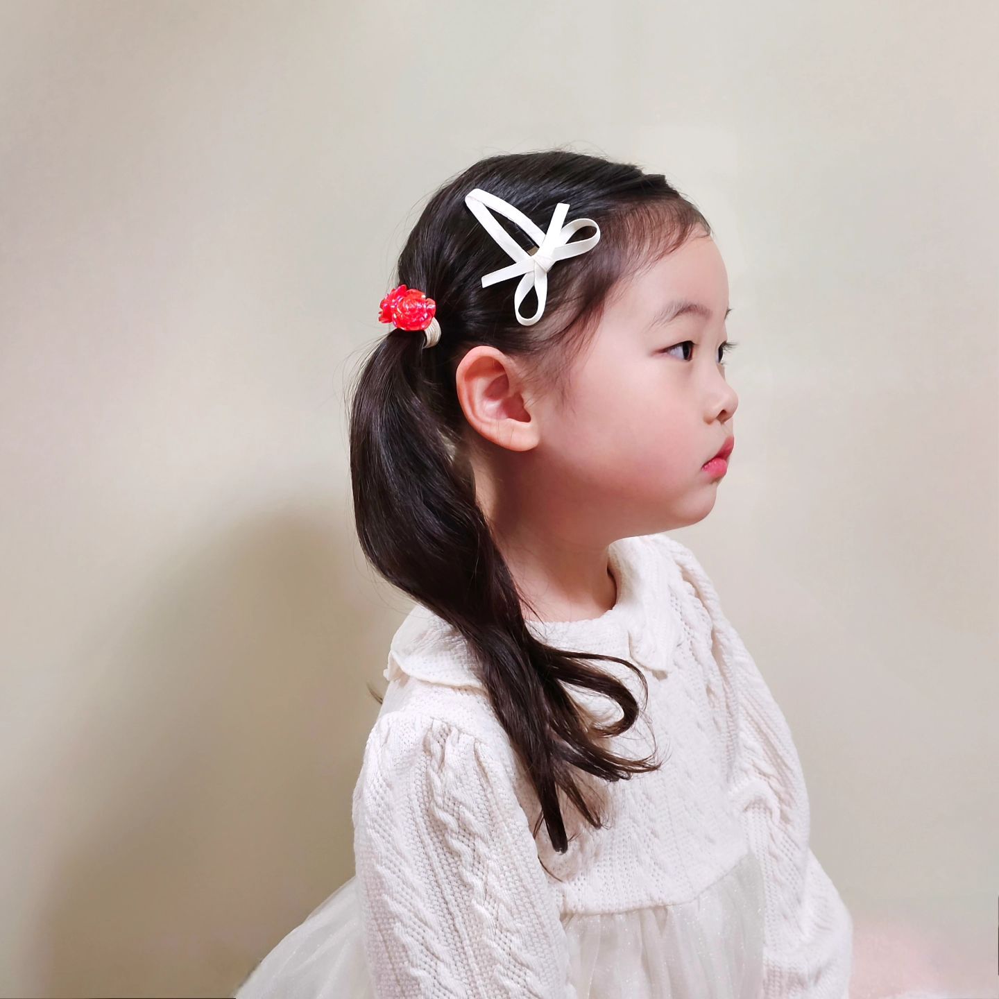 #슈슈로아
#서포터즈 
 
이번 조합은 
#데일리리본똑딱핀 화이트🤍
 +
#오로라로즈머리방울 레드❤️
 
화이트랑 레드 조합 말해뭐해요
포인트로 뙇❤️🤍
 
나린이는 앞머리 기장이 입술정도 내려와서
종종 삔을 안꽂으면 흘러내리는데
그럴때 이 리본핀을 포인트로 꽂아주면 너무 예쁘더라구요🫶
머리도 고무줄말고 방울로 해주니 끊어져서 풀릴 일 없고
이 로즈 방울은 우리 아이들이 너무너무 탐내더라고요.
 
다음엔 나린이 친구들 선물로다가 더 구매를 해야겠어요⚘️
 
chouchou_roa