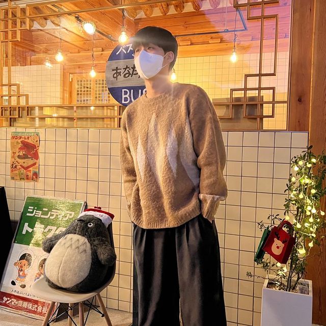 元 on Instagram: "#협찬 #gift @avandress_ @avan.dress_ 

겨울 분위기와 정말 잘 어울리는 니트를 받았습니다 🎅🏻
무늬가 심플한 게 코디하기도 좋아서 자주 입을 것 같아요! 
날씨가 많이 추워졌는데 다들 감기 조심하세요 😷

#어반 #어반드레스 #avan #avandress #데일리 #데일리코디 #daily #dailylook #fashion #fashionblogger #fashionista #패션 #패션계정맞팔 #패션계정 #남친룩 #연말룩 #ootd #instadaily"