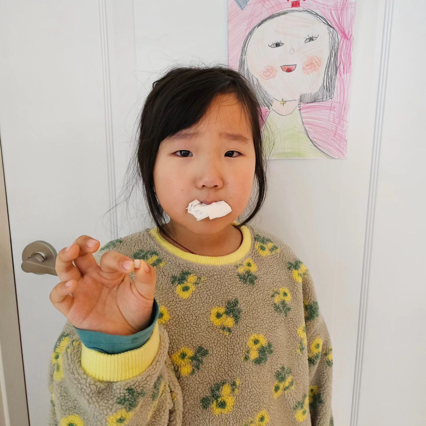 -
#240101
#앞니빠진날
#만7세

드디어 앞니가 빠졌다!
흔들흔들하더니 1월1일 기념으로 남편이 뺀듯😄
치과보다 집이 낫다더니 집에서 뽑은 앞니💓
둘째는 앞니 빠져도 귀엽구나아
-