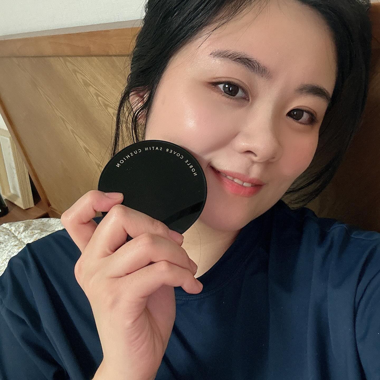 #광고 #협찬
.
.
베이스메이크업 맛집 에이지투웨니스에서 선보이는 세미매트쿠션!
한 번의 터치로도 피부요철을 감쪽같이 가려주고
매트는 건조하다라는 생각을 바꾸게 해준 쿠션인데요!
속은 촉촉하면서 피부 겉은 보송하게 마무리되고
밀착력이 좋아서 들뜸없이 자연스럽게 예쁜 피부표현을 할 수 있어요.
피부 붉은기, 요철을 가려주면서 지속력까지 좋으니
사용하지 않을 수 없더라고요~
가까운 올리브영에서 만나볼 수 있고 각종 세일, 기획전을 통해
다양한 혜택도 제공하고 있으니 쿠션파데 유목민이시라면
사용해보시는걸 추천드려요!

 #올리브영추천템 #올리브영추천 #쿠션파데추천 #올리브영쿠션 #올리브영쿠션추천 #쿠션파데 #커버력좋은쿠션 #톤업쿠션 #세미매트쿠션 #지속력좋은쿠션#쿠션추천 #매트쿠션 #에이지투웨니스 #AGE20S #8년연속1위에이지투웨니스 #최신상에이지쿠션 #에이지쿠션 #에이지투웨니스쿠션