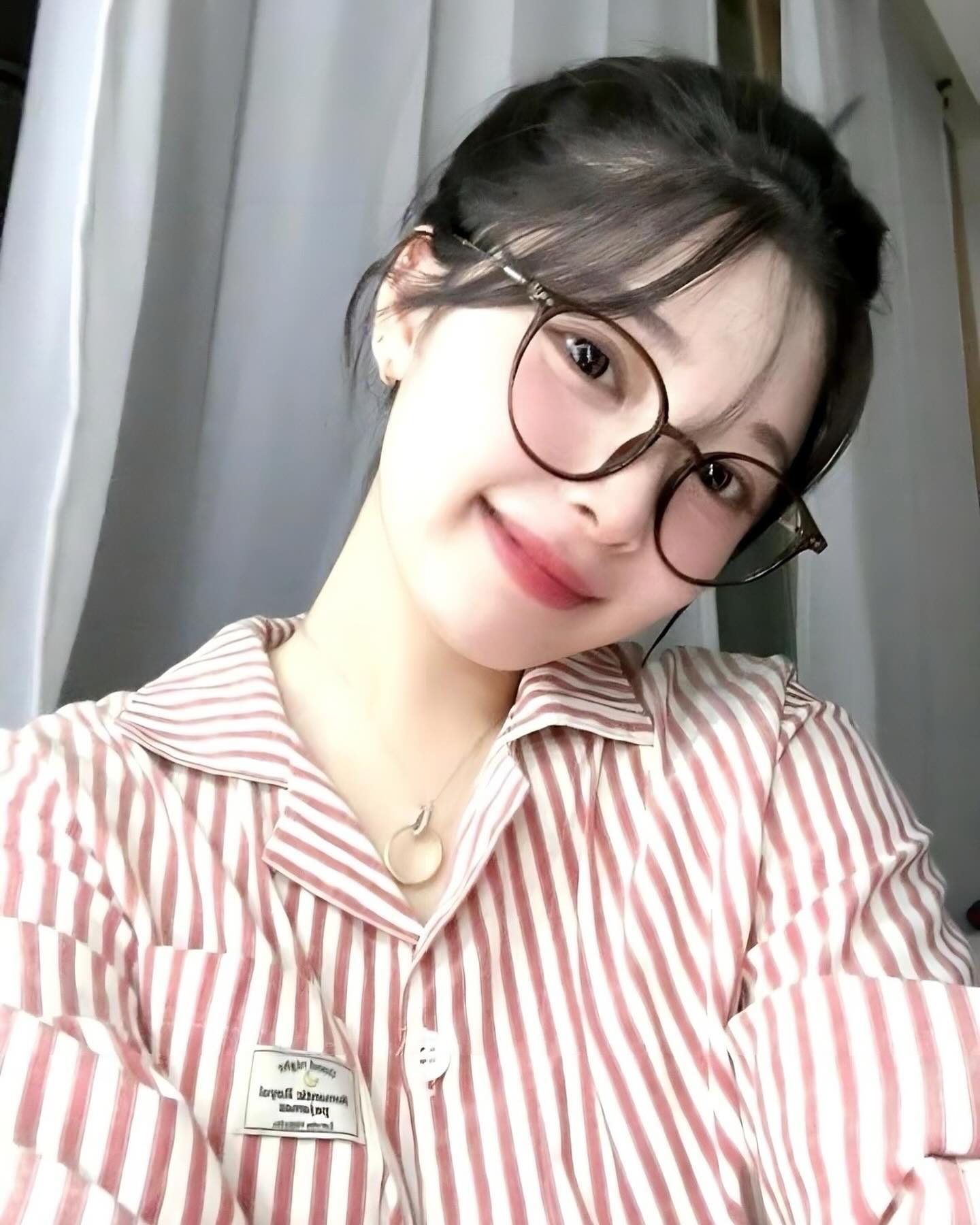#협찬 _lenssis 

요즘 데일리로 착용하고 있는 렌시스(_lenssis ) 마리나 에쉬핑크💗&그레이 🩶 자연광이나 조명에 비친 눈이 너무 이뻐,, ♡ 
1.#렌시스마리나애쉬핑크 

2.#렌시스마리나그레이