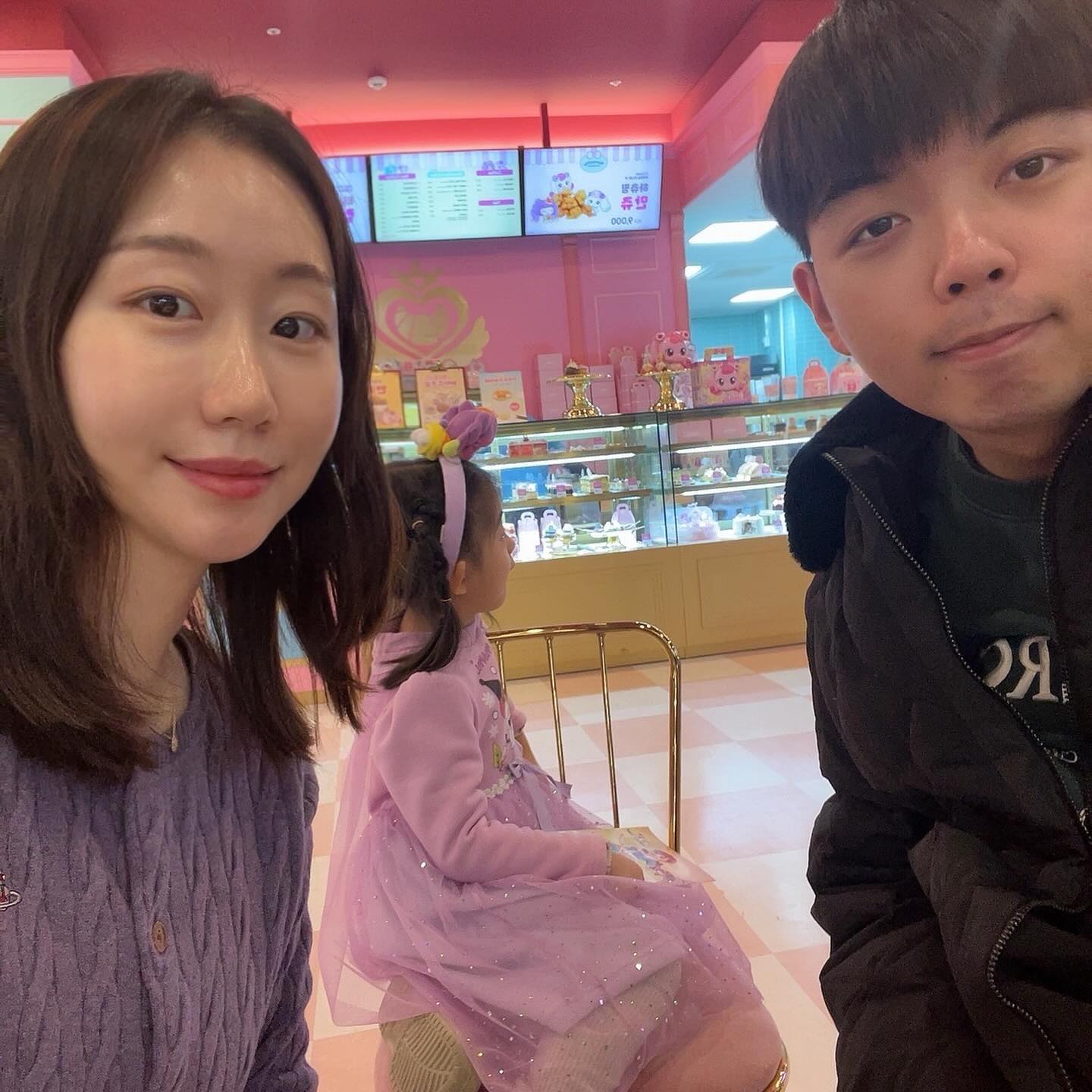 나름 세가족샷❣️
덩곤듀는 티니핑 영상보느라 절대 카메라 안봐줌

필터안해도 이쁜 니가 부럽다 유됴아
같이찍을땐 필터 효과 하도 많이 먹여서
애들 얼굴 뭉개지는거 공감하시나유
그러다보니 터라리 고개돌린 사진이 이뿌네

하지만 필터 포기몬해📸