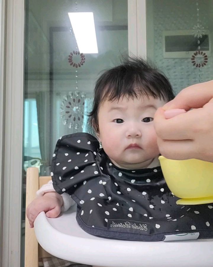 D+167
첫 이유식🥄💛

쌀미음을 처음 맛본 하린이 😆 
처음엔 당황하더니 맛이 마음에 드는지 미소짓고는
그릇까지 잡고 입에 대려하는 귀요미 먹보 ㅋㅋㅋ❤

엄마가 앞으로 맛있는거 많이해줄게!!
잘먹는 우리딸 모습에 엄마 의욕 뿜뿜!!👍🏻
지금처럼 잘먹고 건강하게 자라줘˚‧｡♥｡‧˚