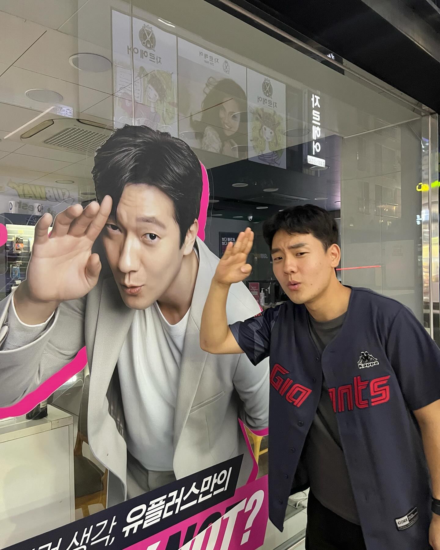 ⠀
야구장 갈때마다 맨날 들떠있는 오빠..😅⠀
⠀
첫번째 사진은 오빠가 손석구 닮았단 소리를 가끔! 진짜 가끔!⠀
듣는데 (뭐라하기없기ㅋㅋ) 좋다고 옆에서 찍은거구용ㅋㅋ⠀
⠀
인생네컷 찍는데서도 어찌나 촐딱대는지⠀
예쁘게 사진찍으려고 해도 진지함이 없어요 없어 😂⠀
⠀
# 야구 좋아하는 철딱서니 울오빠⠀
# 귀여우니까 봐줌⠀