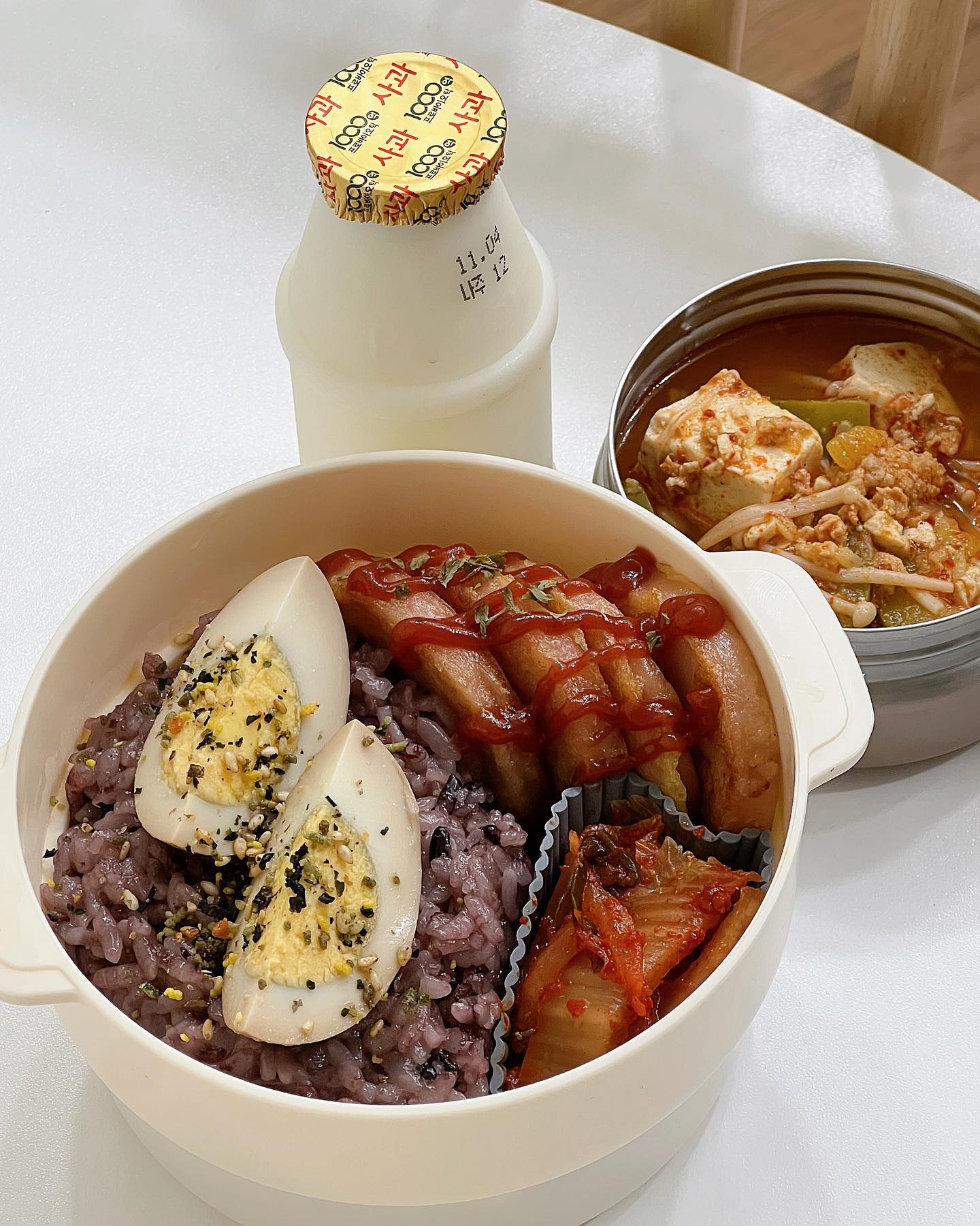 .
오늘 남편도시락!!!

•흑미밥
•돼지고기두부찌개
•계란장조림
•옛날소세지부침
•배추김치

#쭈맘도시락 
#남편도시락