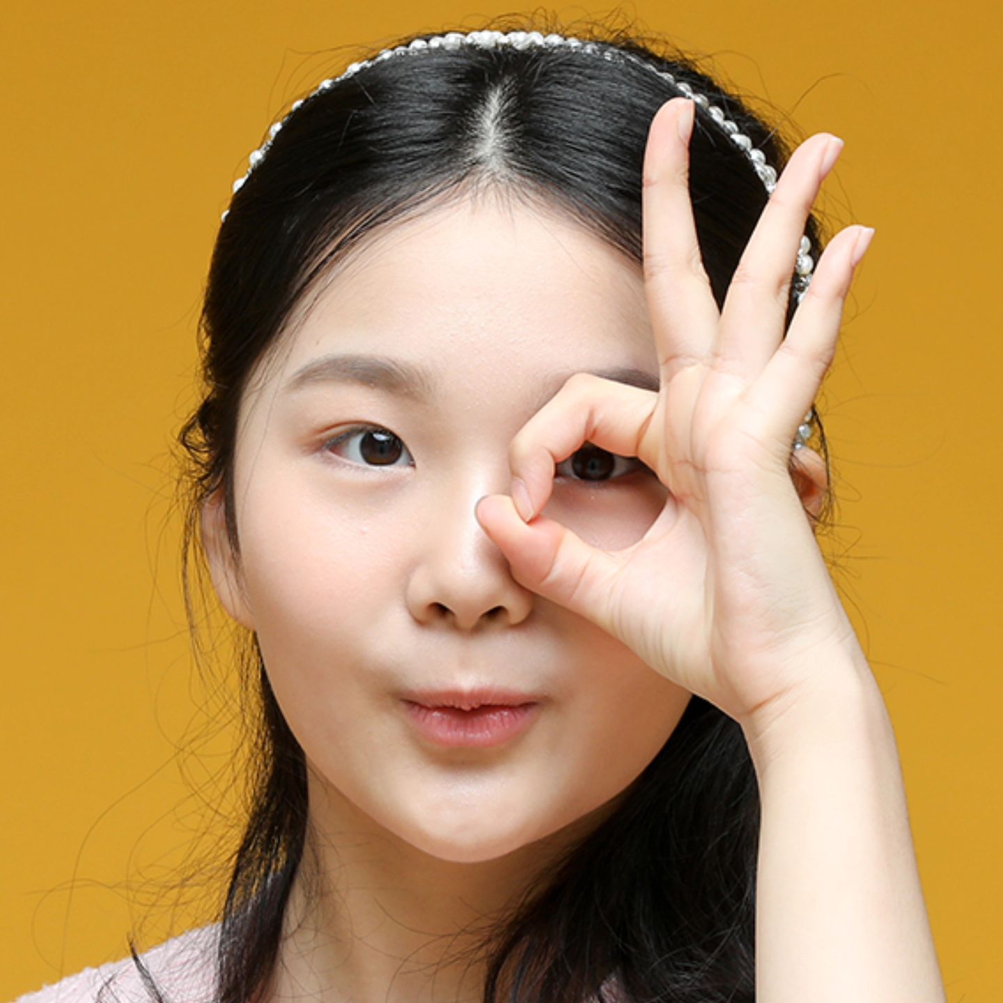 나의 딸아 
나의 젊음이 너에게 흘러가 너가 젊어지고 
너는 그 젊음을 더 아름답게 살았으면 좋겠다.

항상 너 자신을 소중하게 생각하고 아끼길 바란다
행운은 언제나 너와 함께 할거야 
엄마는 늘 우리공주 응원해🤍

#엄마라는삶의무게 #그것을견디게해주는존재 #내천사 #사랑해공주 #윤스타그램🍀 #극F엄마 #오늘센티멘탈해 jiyooni1114