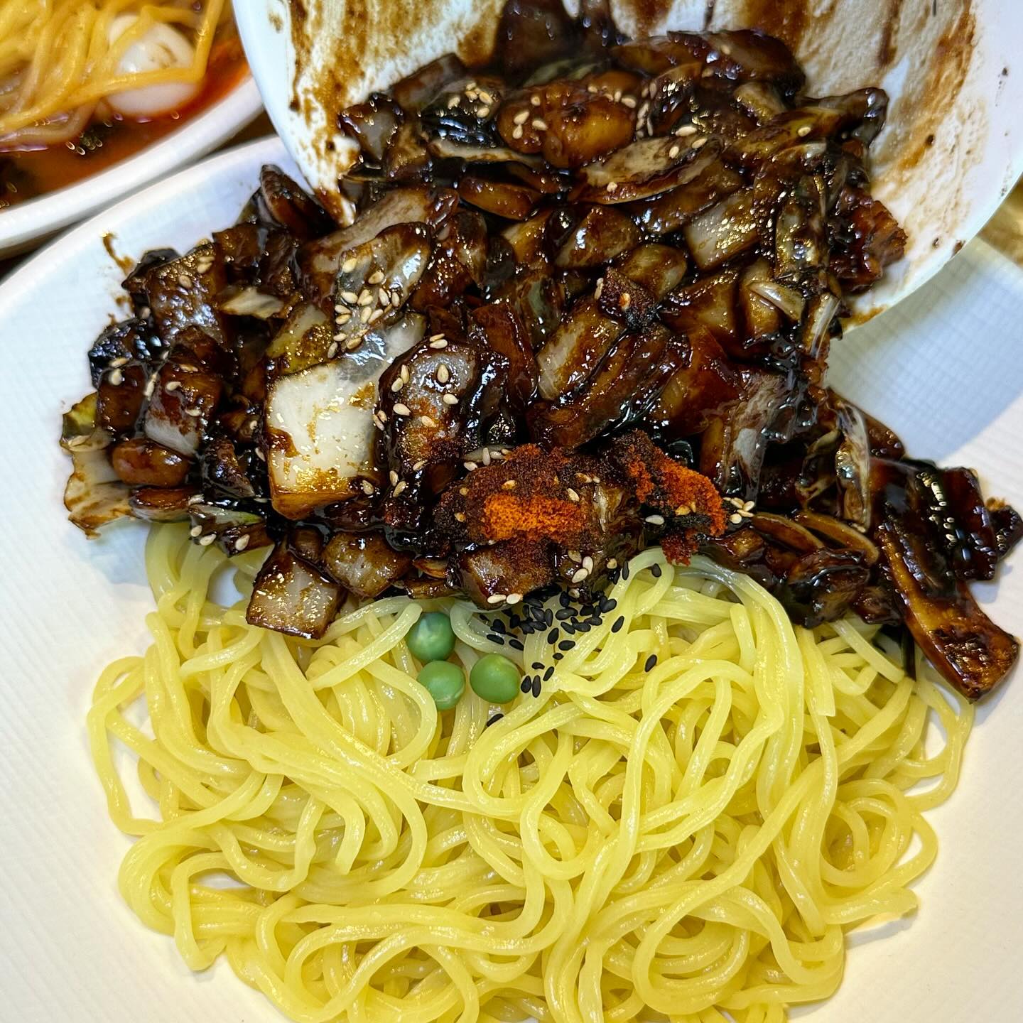 🐽 331번째 메뉴 : 장한평역 역대짬뽕

90번 웍질로 진짜 불맛을 내는 🔥
역대급 짬뽕을 먹을 수 있는 중화요리전문점 #역대짬뽕

역대짬뽕 본점 답게 서비스도 좋았어요 ! 
가게도 넓직 깔끔하고, 룸도 있어서 단체모임도 가능

🏷️ 역대짬뽕
오픈주방에서 불내면서 웍질 하는걸 보고 
기대가 컸던 역대짬뽕 맛은 최고예요 👍
진짜 불향제대로에 짬뽕에 건더기가 실해요
홍합도 껍질 까져있어서 먹기 편했고
국물도 진하니 한그릇 하면 넘 든든한 짬뽕 !!!

🏷️ 삼선간짜장
양파의 달달 아삭함이 살아있고
면발이 얇아서 짜장코팅 제대로예요 ~!! 
해산물도 다양하게 들어있고 완전 푸짐,,
짜장도 맵기 선택도 가능한데, 
1단계로도 먹으니 느끼함 없이 맛있었어요

🏷️ 탕수육
바삭한 튀김옷에 안에 살코기 가득 차있어서
두툼한 탕수육의 정석이예요 !!! 
소스 없이 먹어도 맛있었어요 👏🏻

24시간 영업이라서 장안동 동네 살았으면 🍺🍺
시원한 생맥주랑 짬뽕 먹으러 자주 갔을 것 같아요 

︎ 

🌠 가게 : 역대짬뽕 본점
🌠 주소 : 서울 동대문구 천호대로 393 (장안동) 1층
🌠 영업시간 : 24시간 영업