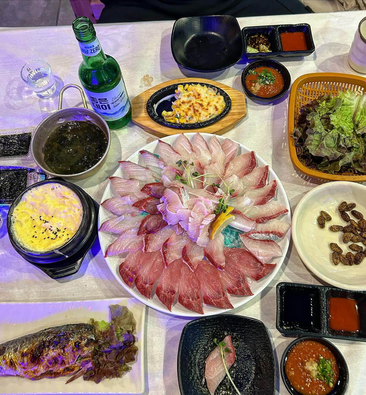 🐟울산 삼산 횟집 #미도상회

올해 첫 대방어 미도상회에서 뿌수고 옴✌️
푸짐한 양에 놀라고 계속 나오는 스끼다시에 놀라고..🤭👍
싱싱한 대방어 특유의 쫀득한 식감이 살아있어서
배터지도록.. 너무 맛있게 먹고 옴 🩷