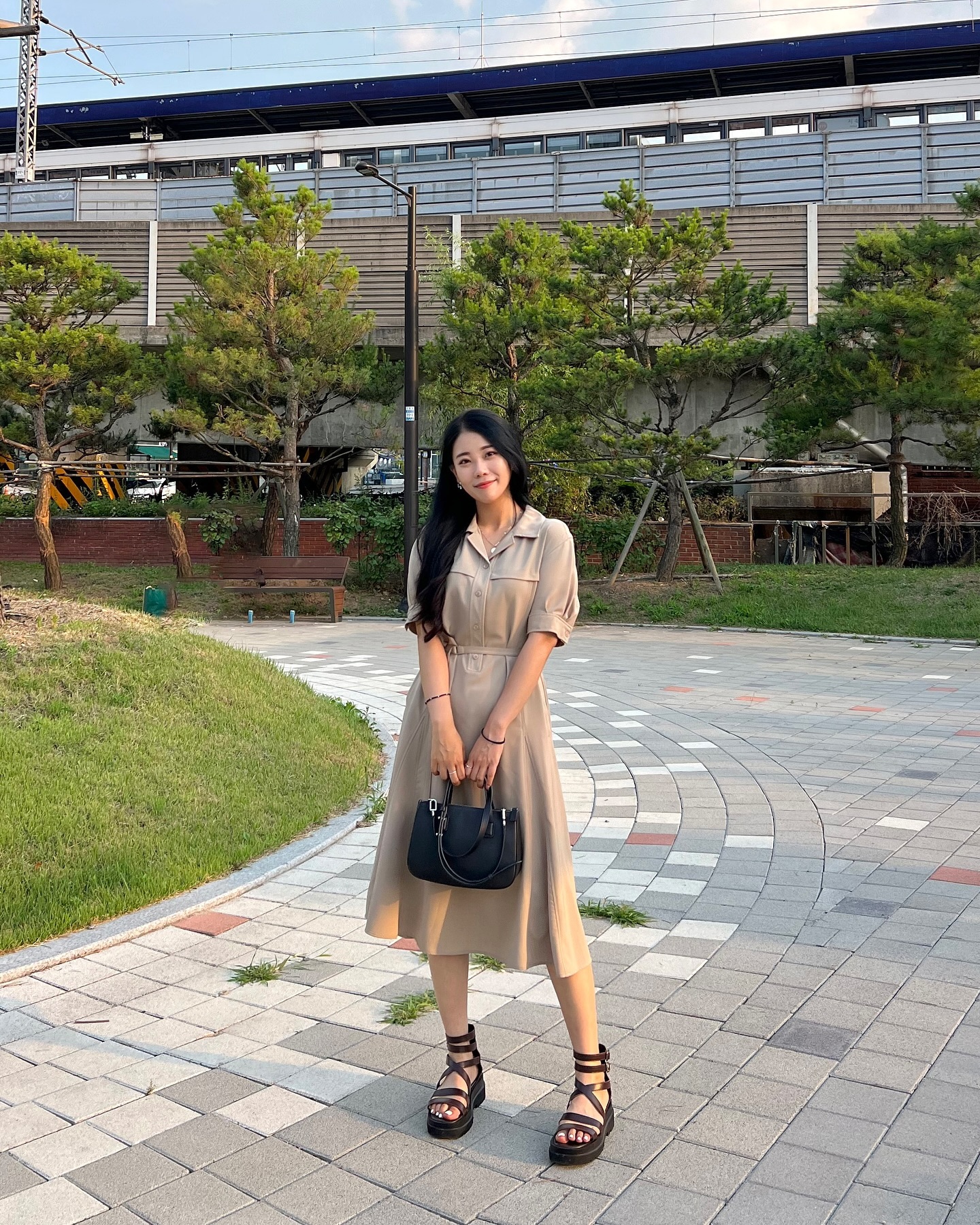 🫧
디톡스 식단하는 친구를 만난 날.
메뉴는 ~ 야채와 고기만 들어간 샤브샤브
휴우 냄비 세판 해치웠다 ^^ 

신축성 좋고 편한 원단에 핏은 넘예인
📌벨티드 카라 A라인 원피스_Beige 입고✨

soup_official #soup