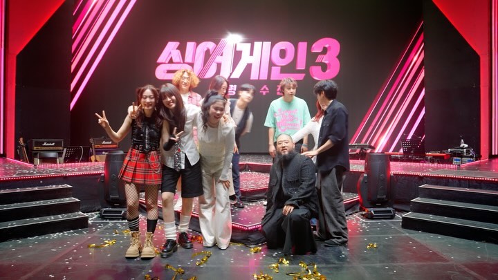 #싱어게인3 
작년 이맘때쯤 시작하여 벌써 사계절이 지났습니다
그 즈음 저에겐 너무도 벅찬 프로젝트였기에 
돌이켜보면 다시 해낼 자신이 없을 만큼 
최선을 다했다 생각합니다 

2억 뷰를 달성했다는 성취감 보다 
늘 부딪히는 이상과 현실의 한계에서
그간 지치지 않고 잘 버텨낸 저에게 
스스로 느끼는 대견함이 큰 것 같습니다

그리고 우리 싱어게인 TOP10
현장에서는 내향적인 성격 탓에 표현이 서툴러 
먼저 다가가지 못하는 저에게 손 내밀어 주고 
제 끼니를 누구보다 걱정해 준 따스한 사람들 

옛말에 든 자리는 몰라도 난 자리는 안다고 했던가요
한동안 여러분들의 빈자리가 제게 크게 느껴질 것 같습니다

앞으로 한 가지 목표가 생겼습니다 
여러분들 보면서 내가 가진 것들을 
조금이라도 나눠 줄 수 있는 
사람이 되고 싶단 생각이 들었습니다 

그러기 위해서 앞으로 더 열심히 살겠습니다

그간의 순간들이 단순한 기억이 아닌 
찬란한 추억으로 온 마음 다해 간직하겠습니다

저의 2023년과 2024년은 
여러분들로 남을 것 같습니다 

그간 감사했습니다!