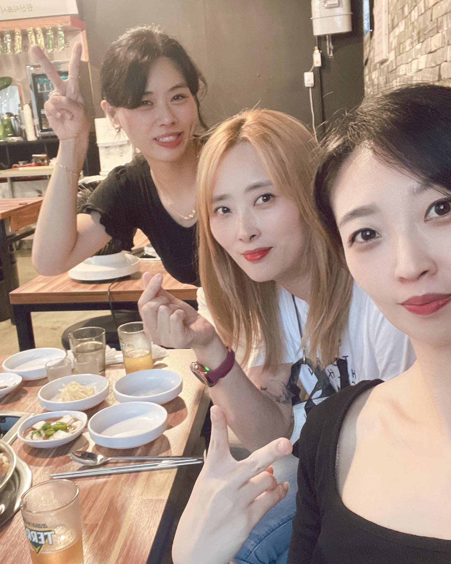 셋째주 화욜 원벤모임~~ㅋ 
이번달은 단계동 “현명이네곱창”
내가 아는 언니가 오픈했는데 
양도 많고 맛이 일품~~ 
언니가 서비스도 주고 여자 셋이 
엄청나게 먹고 옴 ㅋㅋㅋ 
우리가 또 먹는거 하나는 
아끼지 않고 끝내주게 잘 먹음~~
이러니 살이 쪄~~ 안쪄~~ㅋㅋ 
행복하고 즐건 모임~~~ 

#매달셋째주화욜모임 #원벤모임 #즐겁다아~ #행복하다아~ #먹는거에진심인우리 #여자셋이엄청먹음 #사장님이서비스팍팍주심 #곱창맛집 #현명이네곱창