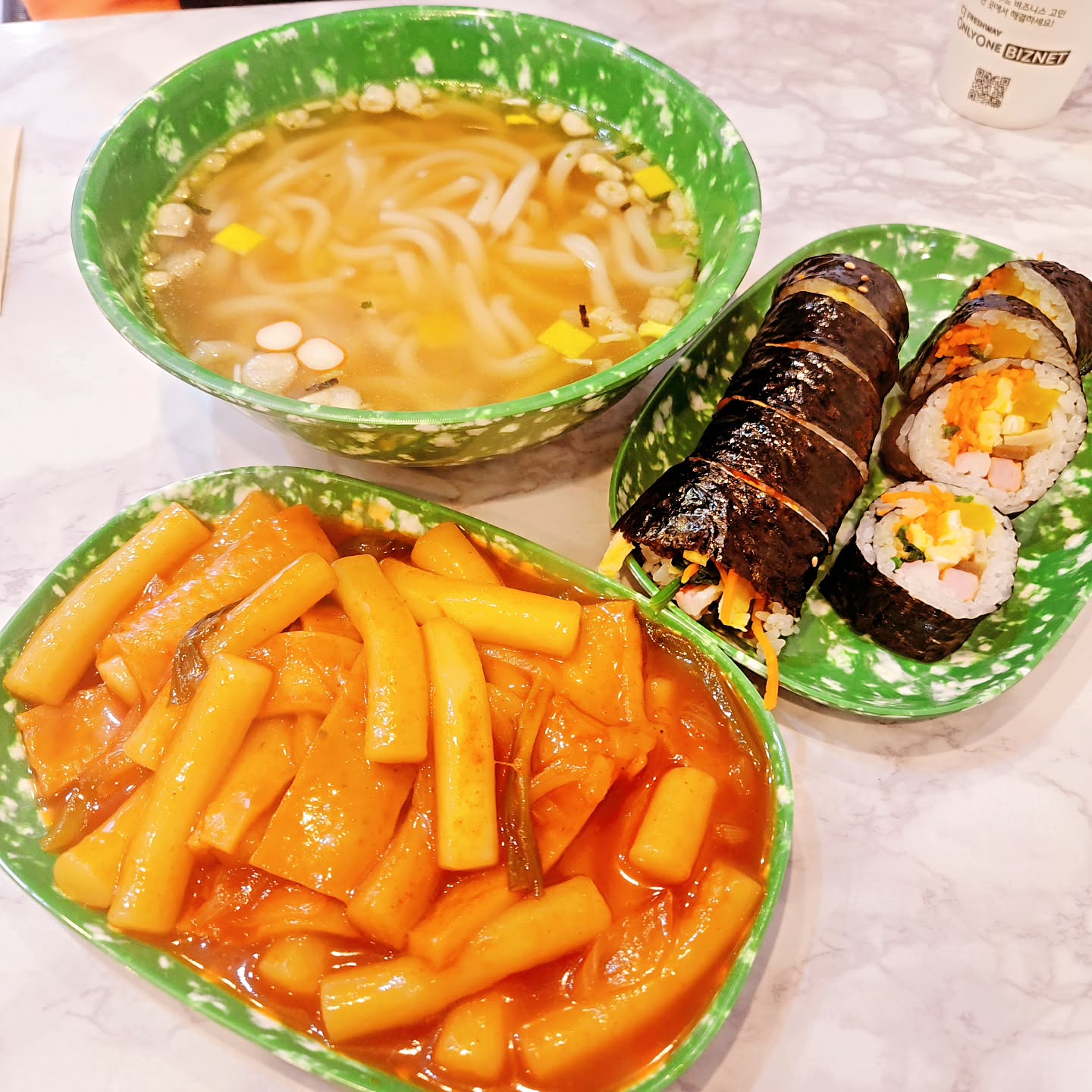 딸 기말고사 끝나는 날 급식 없다며 
집근처 새로 생긴  분식점에 가보자고 전화 와서 
냉큼 나갔지요.

녹색 그릇에 주니 추억 돋고 맛도 컵볶이 먹던 맛

김밥 밥은 밥알이 날아 다니고 말랐지만 
처음 분식점을 하시는 분인 듯싶어 
딸이랑 찡긋 시그널 주며 웃고 싹 다 비우고 나왔어요~
ㅡㅡㅡㅡ
김밥재료 사다놓고 나가서 김밥 먹는것도 국룰인거죠?😅

.
.
.
#분식#분식집 #떡볶이 #김밥