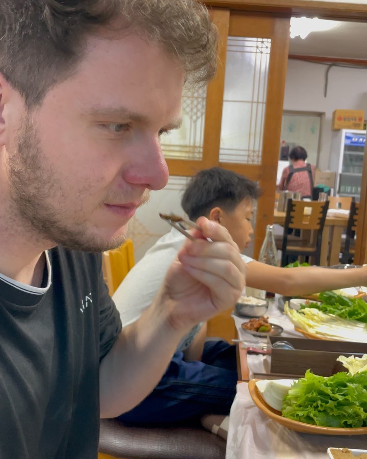 Day 7-8 🇰🇷

능주 화순 Hometown 

Ps. 밴자민 번데기 먹다...😨 잘 먹음.... 선영이랑 잘 놀아주는 착한 삼촌, 고생한 밴을 위한 손맛 짱짱한 한국 마사지 체험🤣 할맥 살얼음 맥주 그리웠는데 Korean magic 외치는 김치 유라신 나와🤣🤣