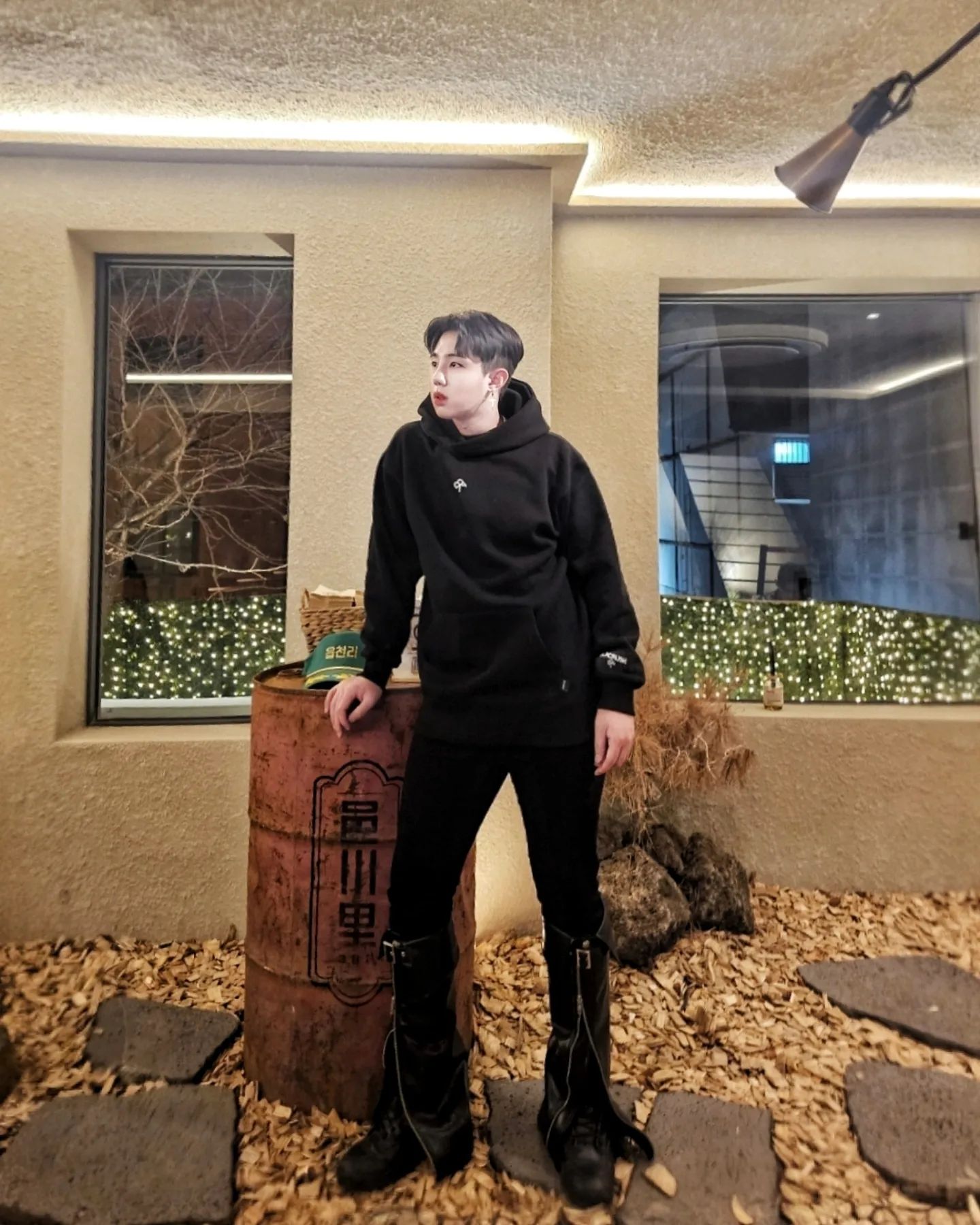 아 오늘으으으은! 누나인데 아몰라 짱친을 선언하고 족보를 부수기로 마음먹은 친한 누나 hyoooooe 의 힙하고 너낌 쏘 깐지나는 패션브랜드 BLACRUSH의 예쁜 후드티를 입고 여기저기 댕겨와쏘!

역시 힙한 사람들끼리는 통하는게 있다니까? 완전 드랍 더 빝할 것 같은 무드가 낭낭하다구!

안에 기모라서 겨울에 입고 댕기기 완전 찰떡 콩떡이구 등에 왕 큰 레터링 넘무 귀욥쨔노ㅋㅋㅋㅋ

가슴 중앙이랑 왼쪽 팔에 로고가 마킹되어있는데 세부디테일이 예뻐서 맘에 들었규

내가 후드티에서 제일 신경쓰는 부분이 후드 머리부분 라인이거든? 가끔 다좋은데 후드부분이 안예쁘게 떨어지는 후드가 있는데 요친구는 딱 넘겼을때 핏 좋게 넘어가있어서 그냥 입기에도 좋고, 다른 옷에 같이 코디하기도 좋은 듯!

나랑 같이 힙쟁이 할 사람 모여라!
.
.
.
.
#블랙크러쉬 #블크 #blacrush #후드티 #후드티코디 #후드티추천 #가을코디 #겨울코디