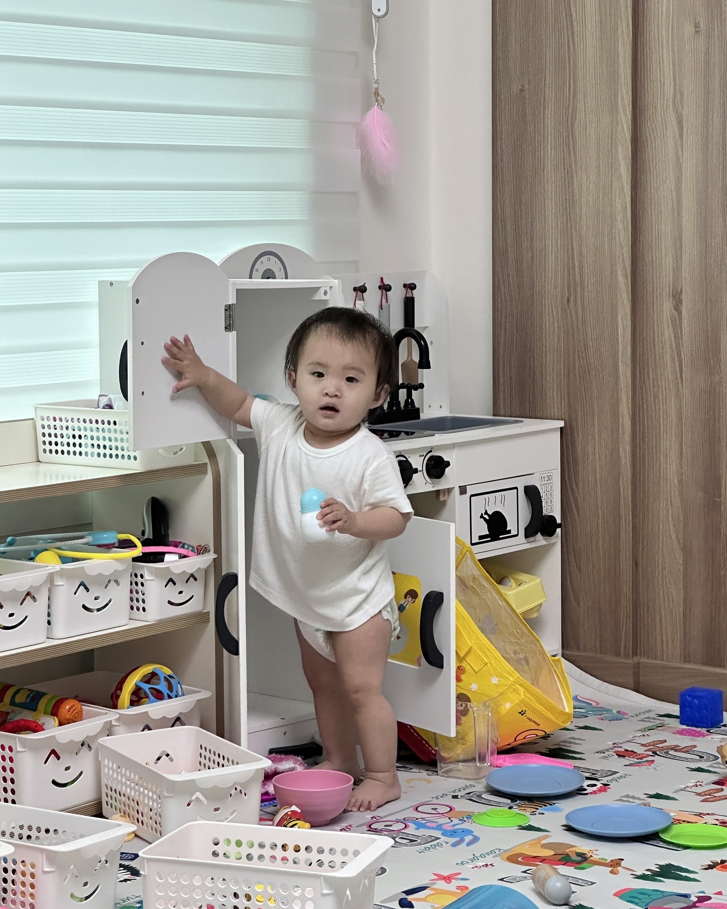 이상하게 금방 질려 이리 옮기고 저리 옮기는 몹쓸병⸝⸝
거실에서 방으로, 방에서 거실로 다시 옮겼더니
하루종일 장난감 치워야 하는 미션이 생겼다..^^

𝗺𝗶𝘀𝘀𝗶𝗼𝗻 𝗰𝗹𝗲𝗮𝗿 🐵

#11개월아기 #아기가사는집 #아기장난감