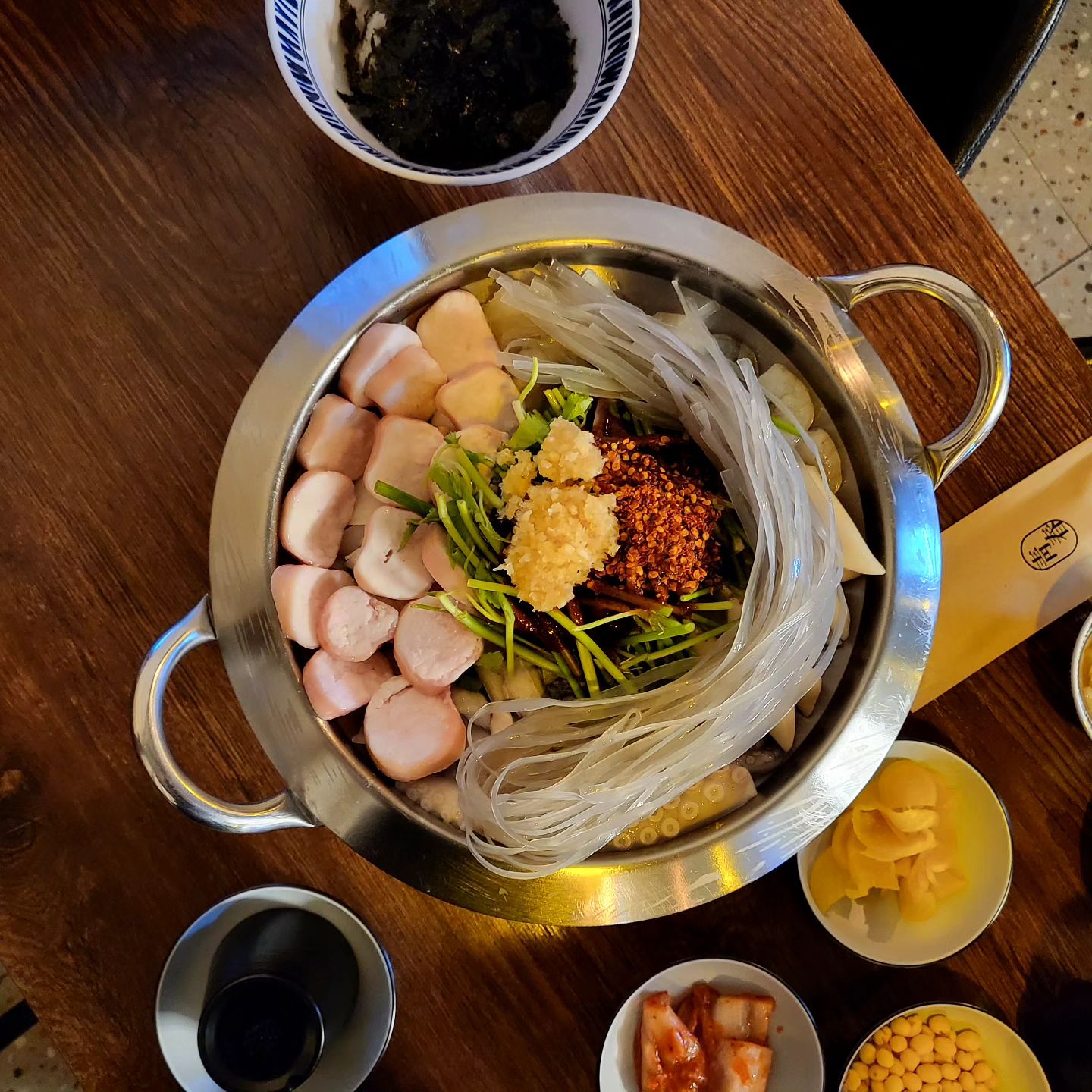 #협찬 이지만 오늘도 다녀온 #낙곱새🐙🐷🍤

청춘 2호점에 이어 드디어 다녀온 본점!
확실히 본점이라 그런지 매장이 굉장히 넓고 깔꼼하던-

야들야들한 한우대창, 탱탱한 새우, 쫄깃한 낙지가
모두 함께 어우러져 거기에 매콤 자작한 국물이 더해지니
낙곱새에 처음인 친구 또한 입문완료❣️

확실히 반주엔 낙곱새만한게 없는것 같아오
그럼 오늘도 맛있게 쨘쨘🍺

내일 출근만 아니었어도 2차 가는건데 아쉽💦

#청춘 #청춘낙곱새 #안산낙곱새 #중앙역맛집 #고잔동맛집 #안산맛집 #낙곱새 #중앙역술집 #고잔동술집 #안산분위기좋은술집 #안산대창덮밥 #안산곱창전골 #안산데이트하기좋은곳