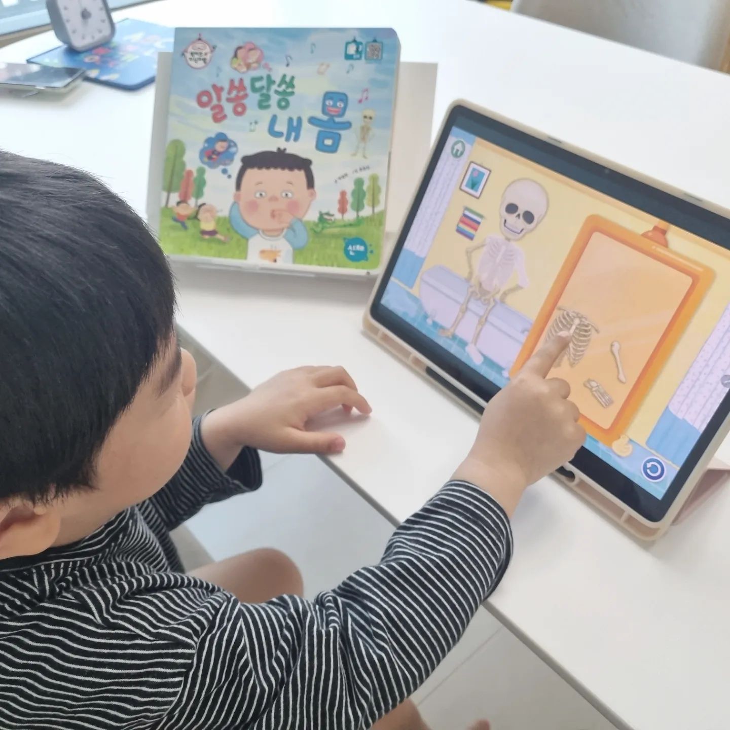 #빅키즈맘16기 #제품협찬

요즘 최애 책은
빅키즈지식자람
도와줘 표지판, 
빅키즈영어 abc송 😂 

바나펜 배터리가 
일주일을 못넘길 정도로 매일같이 재밌어하니
애미가 고마워 💕 ㅋㅋㅋ

책마다 QR코드 찍어 
디지털북으로 한번 더 책읽기 👌 
조금 어려운 내용도 애니메이션북으로 보고
게임도 하니 꿀잼 

#5세 #호띠😼
#유아전집 #유아책 #홈스쿨링  #빅키즈시리즈 
 #유아그림책 #사운드북 #유아수학 #전집추천 #유아홈스쿨링 #엄마표영어 #유아영어 #리틀천재 #천재교육 little_chunjae