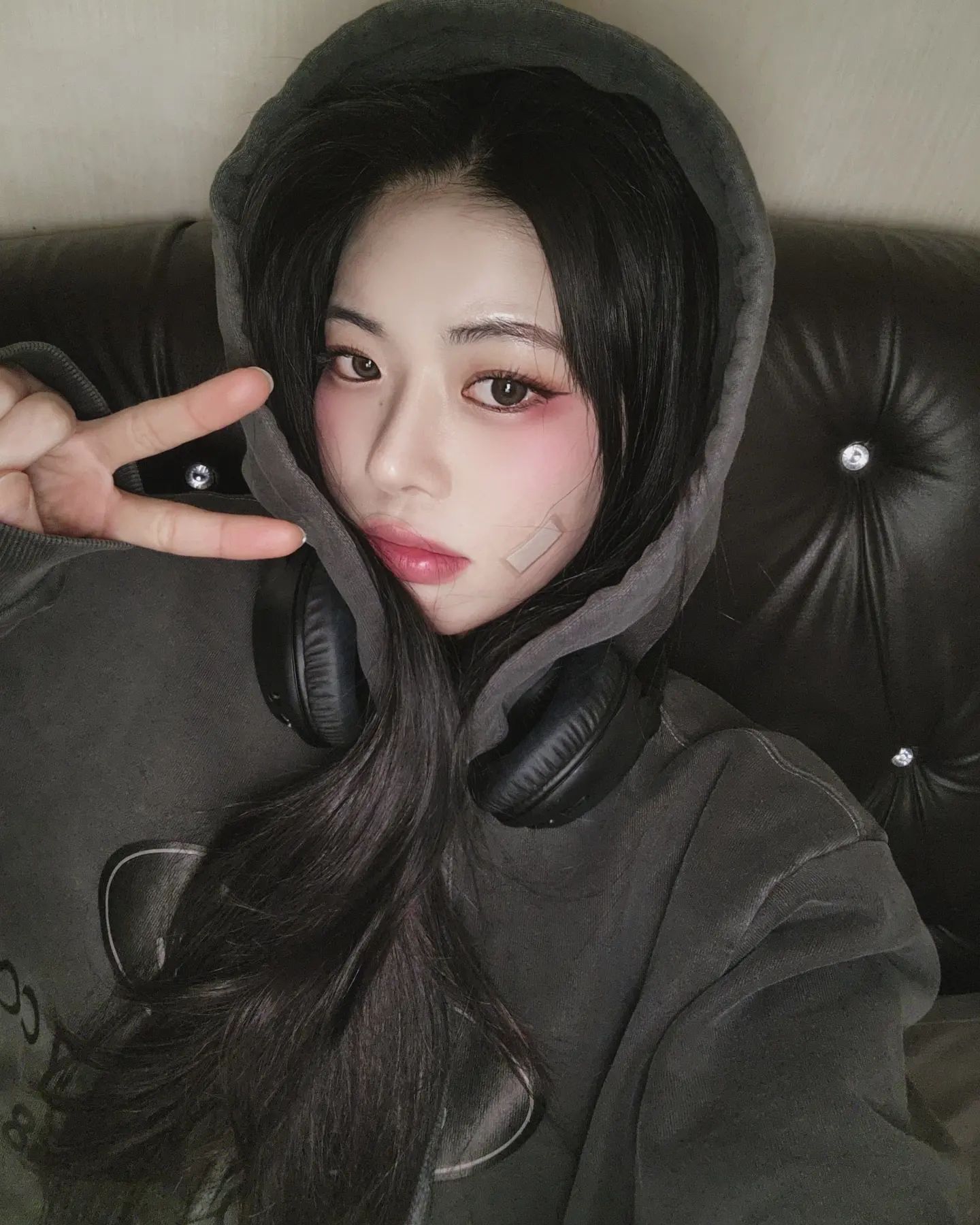 눈썹 한쪽만 올리기 할 수 있는 사람? 🤨

렌즈 : lens_town_official 
팜 3컬러 초코 PALM 3color CHOCO

제 눈에는 그레이인듯 브라운인듯 오묘한 컬러로 발색 돼서 더 맘에 들었어요-ෆ
이름은 초코지만 애쉬브라운 가튼 녀석,,!
부드럽게 퍼져나가는 쓰리톤 그라데이션 디자인이라 넘 예쁨,,✨
1년이나 착용 가능한 실리콘 하이드로겔 렌즈라 당분간 요 렌즈에 정착할 예정,,🏠❤

#팜3컬러 #쓰리톤렌즈 #렌즈타운 #브라운렌즈 #초코렌즈 #그레이렌즈 #올리브렌즈 #렌즈리뷰 #컬러렌즈 #자연스러운렌즈 #가을렌즈 #렌즈추천 #데일리렌즈 #LENSTOWN #겨울렌즈 #겨울메이크업 #인생렌즈