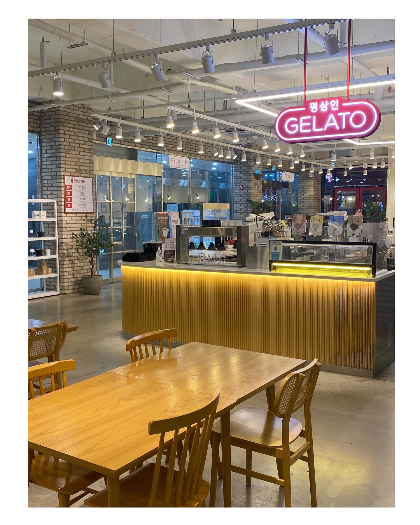 #협찬  평상인 제빵소🩷

bakery_psi

엄청난 VIEW와 넓직한 매장규모의
평상인 제빵소에 다녀왔습니다 🥖

좋은 재료들로 만들어진 빵과
커피와 음료를 마실수 있는곳 ☕️

영종도에 있는 베이커리카페인
평상인제빵소 다음에도 방문하고 싶네요💕

#협찬 #구읍뱃터카페 #영종도뷰맛집 #영종도뷰카페 #영종도베이커리카페 #영종도카페 #영종도데이트코스 #영종도오션뷰카페 #영종도가볼만한곳 #영종도주말여행 #영종도커플여행 #영종도핫플 #영종도힐링 #평상인 #평상인제빵소 #영종하늘도시 #빵스타그램 #영종도빵맛집 #빵지순례 #데이트맛집 #뷰맛집
