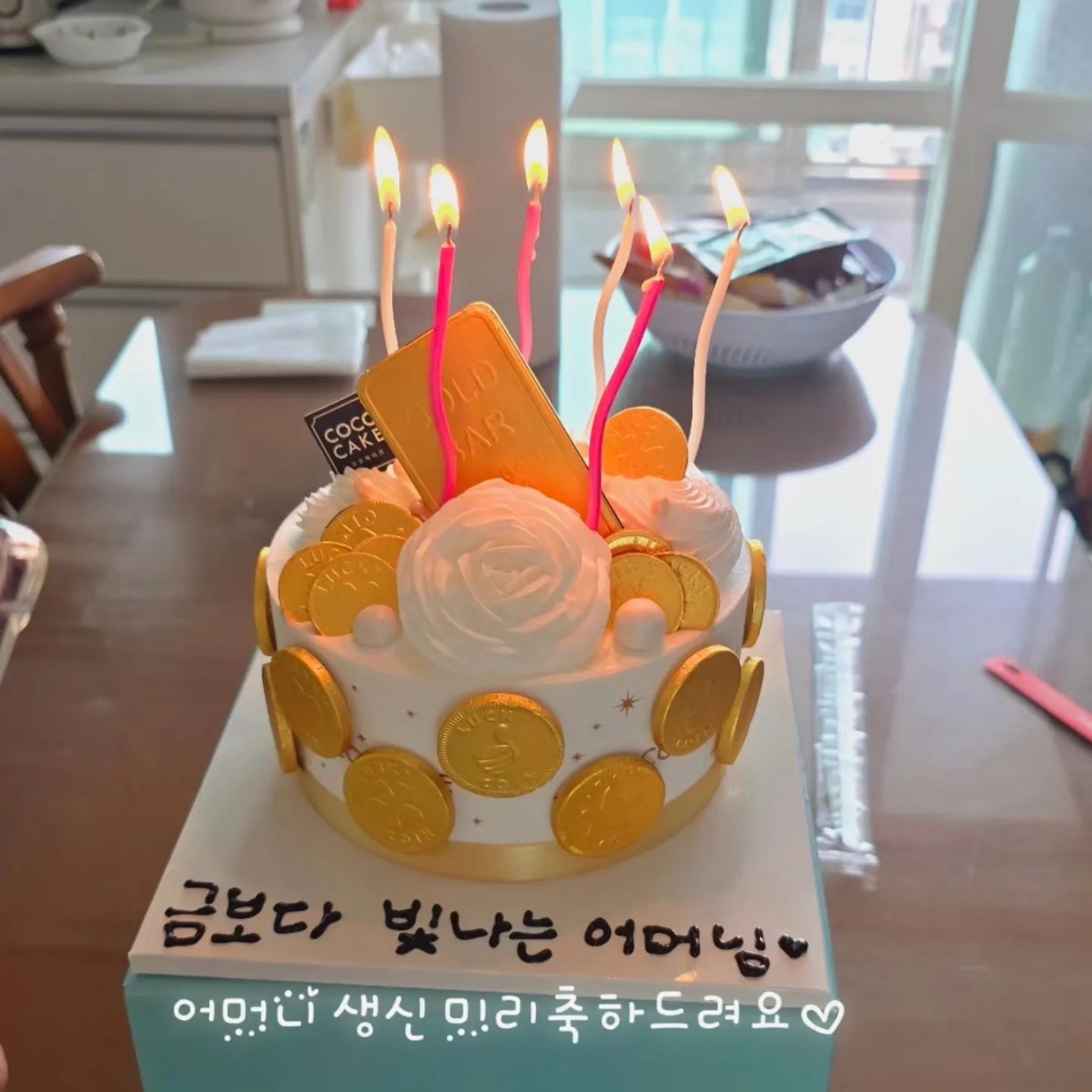 금보다 빛나는 어머님 생신🎂
다음달에 못가서 미리 다녀왔다.
생신 선물도 마음에 들어하셔서 다행

Mother's birthday shining more than gold🎂
I couldn't go next month, so I went there in advance.
I'm glad you like the birthday gift😊

# Mother's birthday # Mother-in-law's birthday #시어머니생신
#어머니생신 #생신축하드리기