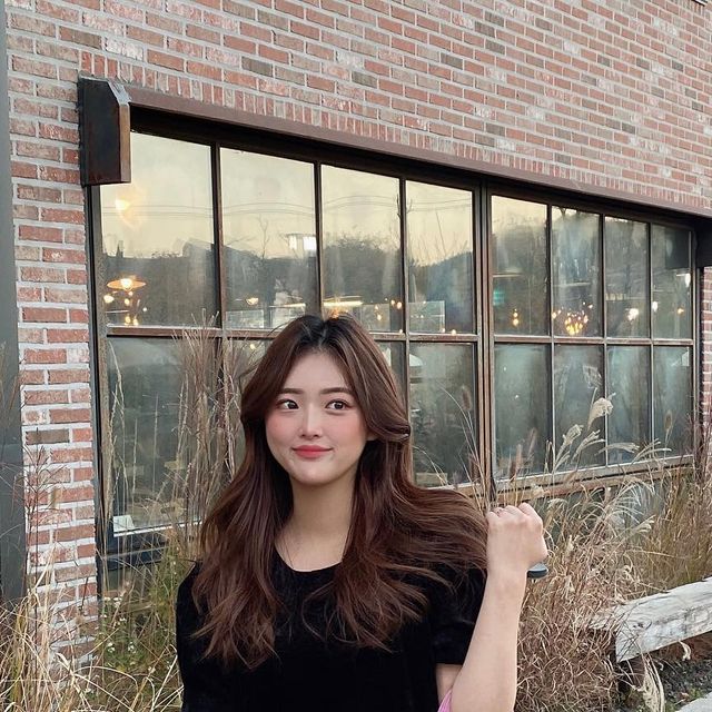 윰찌 on Instagram: "#협찬 #광고 오늘 룩 주인공은 #라츠유 에서 #제품제공 해주신 핑크 토트백이에요 💓 90’s 하이틴 영화 Mean girl의 Karen의 가방에 영감을 받아 라츠유만의 감성으로 재해석한