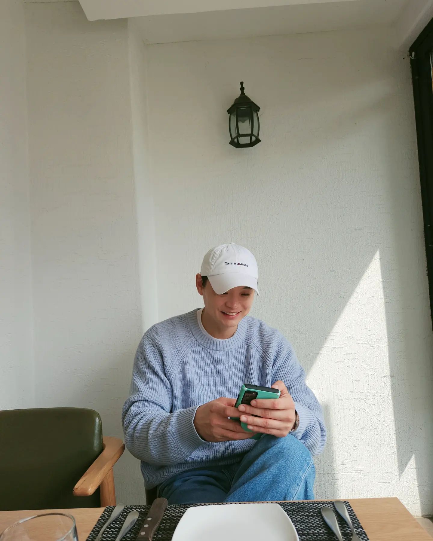 프로포즈 대작전(1/3)

이 날을 위해 장장 70일을 준비했다

사건의 전말은 이러했다

20때 시절 청혼 반지를 준비하고 영화를 예매한 후에
밥도 나름 근사한 곳에서 먹은 다음 영화를 보고 나와
광장에서 꽃과 함께 한쪽 무릎을 내어주고 하려다가..

걸렸다......

그래서 그냥 툭.. 퉁명스럽게 건냈었다

이게 이게 자꾸 맘을 걸리고 미안했다

나중에 다시 해주겠다 다짐했다......

10년이 훌쩍 넘었다....

만난지 몇년째인지는 모르나 매년 우리의 인연을 기념하는 날에
대구에서 뮤지컬을(전참시에서 나왔던) 보고싶다길래 예약했고
반지는 2월에 벌써 사서 바지 주머니에 넣어 놓은지 한참이었다

오른쪽은 작지만 어릴때는 꿈도 못꾸던 다이아 박힌 반지
왼쪽은 맨날 커플링 하고싶다고 노래를 불러서 산 내반지

이렇게 준비를 하고 대구 앞산 근처의 산토리니라는 곳까지
150km를 화 한번 안내고 운전을 해서(렌즈도 꼈다) 갔다!!
부정탈까봐 걸릴까봐 분위기 망칠까 노심초사 했었다 ㅎㅎ

나름 멘트도 3가지 준비했는데
2번째로다가 남궁민 배우 따라
(멘트도 비스무리하게 해서....) 
한쪽 무릎 꿇고 프로포즈 했다!

처음엔 삐졌고 다음엔 웃었고 결국 울렸다

혹시나 프로포즈 할 때 주변에서 볼까 싶어서
살도 10kg이나 다시 뺐었고 운동도 했었다..

그래서 일까?

마음이 홀가분해졌고 설렜지만 급 피로했다..
그래도 뭔가 괜찮은 사람이 된거 같아 좋았다

호텔을 가기 전 김광석 거리에 들려 걸었다
대구는 참 볼 곳이랑 갈곳이 많은거 같았다

한 1시간 걸었나 싶다!
호텔에 체크 인을 하고
계명아트센터로 가서..