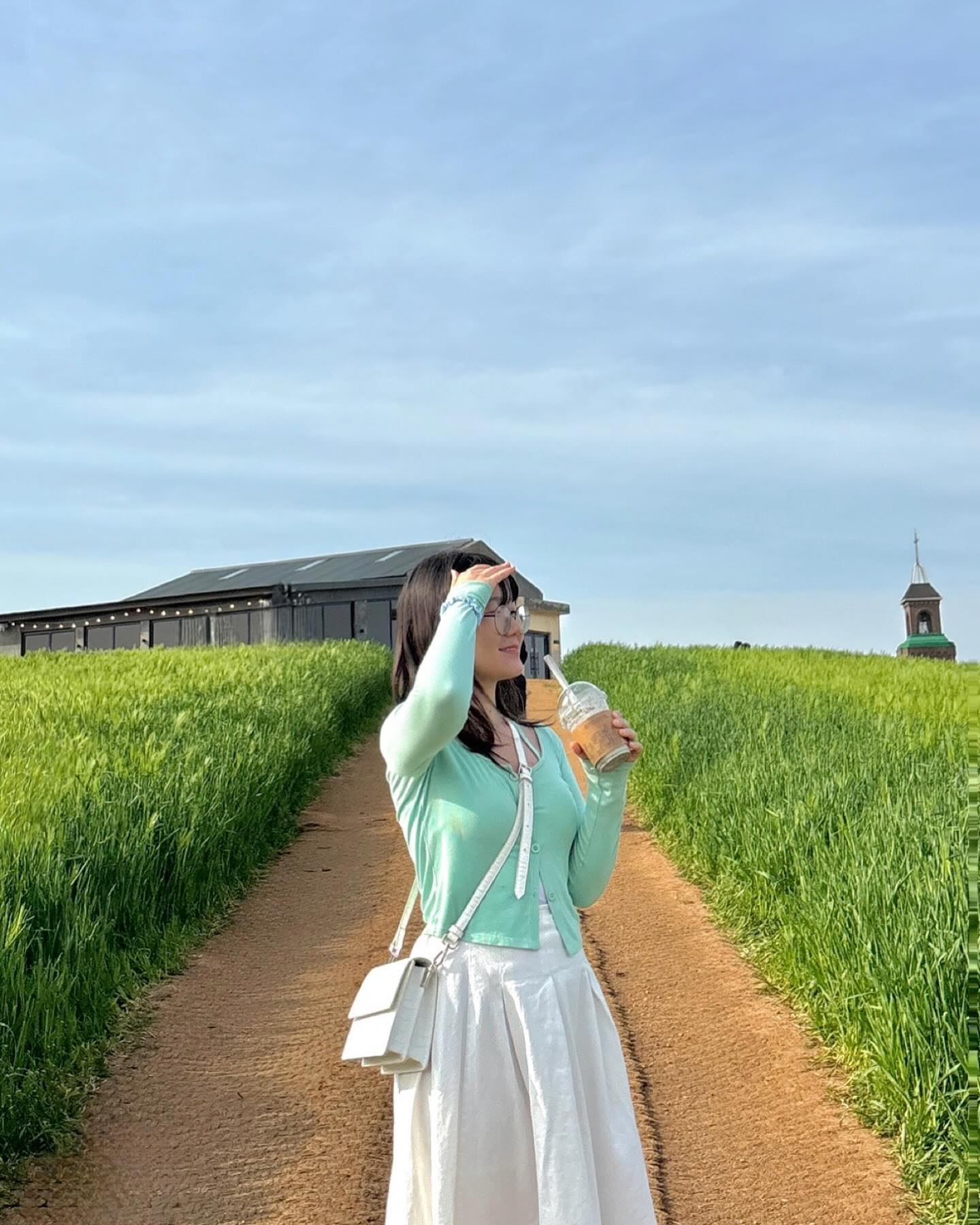 푸릇푸릇 청보리밭🌿
청보리라떼가 생각보다 맛있었다

#보령여행 #청보리창고 #보령카페 #그해우리는촬영지