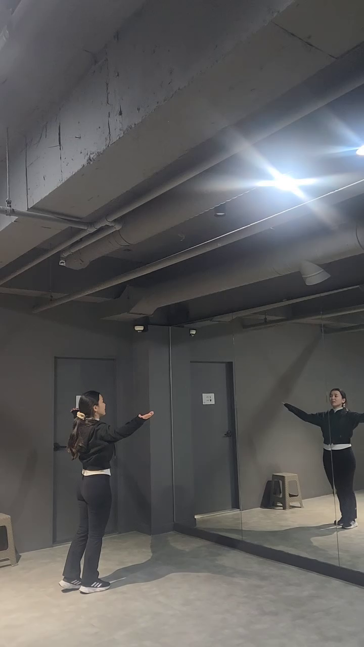 연습 영상❤️

드디어 기다리고 기다리던 꿈을 이룬 올해💕💕
내 주변 사람들이 요새 얼굴 폈다 그런다🤣🤣
이래서 좋아하는 일을 해야하나보다🥰🥰

공연하면서 느낀 점은
내가 그동안 대사와 노래를
이렇게까지 집중한 적이 있었나
고민하게 된 점이다

물론 그렇다고
입봉 전 노력이 헛되었다는건 아니다
이전에도 했던 노력도 노력이지만
(예를들어 대본 분석, 악보 볼 줄 안다거나 등등)
그건 연습할때 당연히 해야하는거고
그동안에도 연습은 했지만 완성은 못 시켰던게 많지 않았나 싶다
프로일때는 무조건 완성을 해야하기 때문에
내 한계치보다 더 많은 노력, 정성을 쏟아야함을
몰랐던건 아니지만 새삼 다시 새롭게 깨닫는 요즘이다

그리고 주변인들에게도 감사한 요즘이다
원래 간섭을 싫어하고 남 피해주기 싫어하는 성격이기도 하고
과거에는 강해지라며 아무도 날 도와주지 않았는데
그래서 혼자해버릇하는게 익숙한 나로써는
올해 정말 주변의 도움에 감사한 요즘이다
남의 도움이 익숙하지 않아서 어색해하는거지
절대 고마워하지 않는건 아니니 오해하지 않았으면 좋겠다🙏🙏
덕분에 내 기대치까진 아니더라도
매일매일 함께 성장할 수 있어서 감사하다🥰🥰
난 평생 인복 없을 줄 알았는데 인복 넘쳐나네 나👍👍

그냥 올해 마무리도 되어가고
잘하진 않지만 많이 발전했다는거
보여주고 싶어서 올려봤다
이제는 잘한다는 말을 듣고 싶다
정말 굳이 말 안해도 잘하는 배우가 되고 싶다
그때까지 버텨내고 싶다🔥🔥

그리고 2023년 고생했고 2024년도 어서오렴😍😍