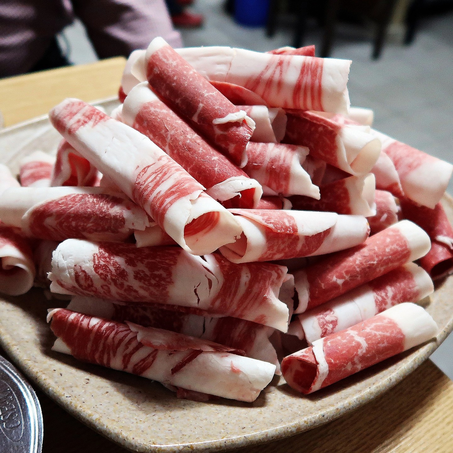 #차돌박이맛집 #이문동그집 🥩

1인분 130g에 만원인 시절부터
지금까지 다니는 고기집으로
적당한 두께의 고소한 육즙이 충만한 #차돌박이 
#대패삼겹살 넣고 볶은 #볶음밥 
그리고 24시간 이상 끓인 사골육수에
소내장, 두부, 버섯, 깻잎, 차돌박이 등등
푸짐한 건더기를 넣고 끓인 #소곱창전골 

이렇게 차돌박이-대패삼겹살 볶음밥-소곱창전골 코스가
이문동그집 #라라표 #스페셜코스 

맛있쪙~~

#신이문역맛집 #이문동맛집 #한우차돌박이맛집 #고기스타그램 #키라라_이문 #koreanbeef #beefbrisket #brisket