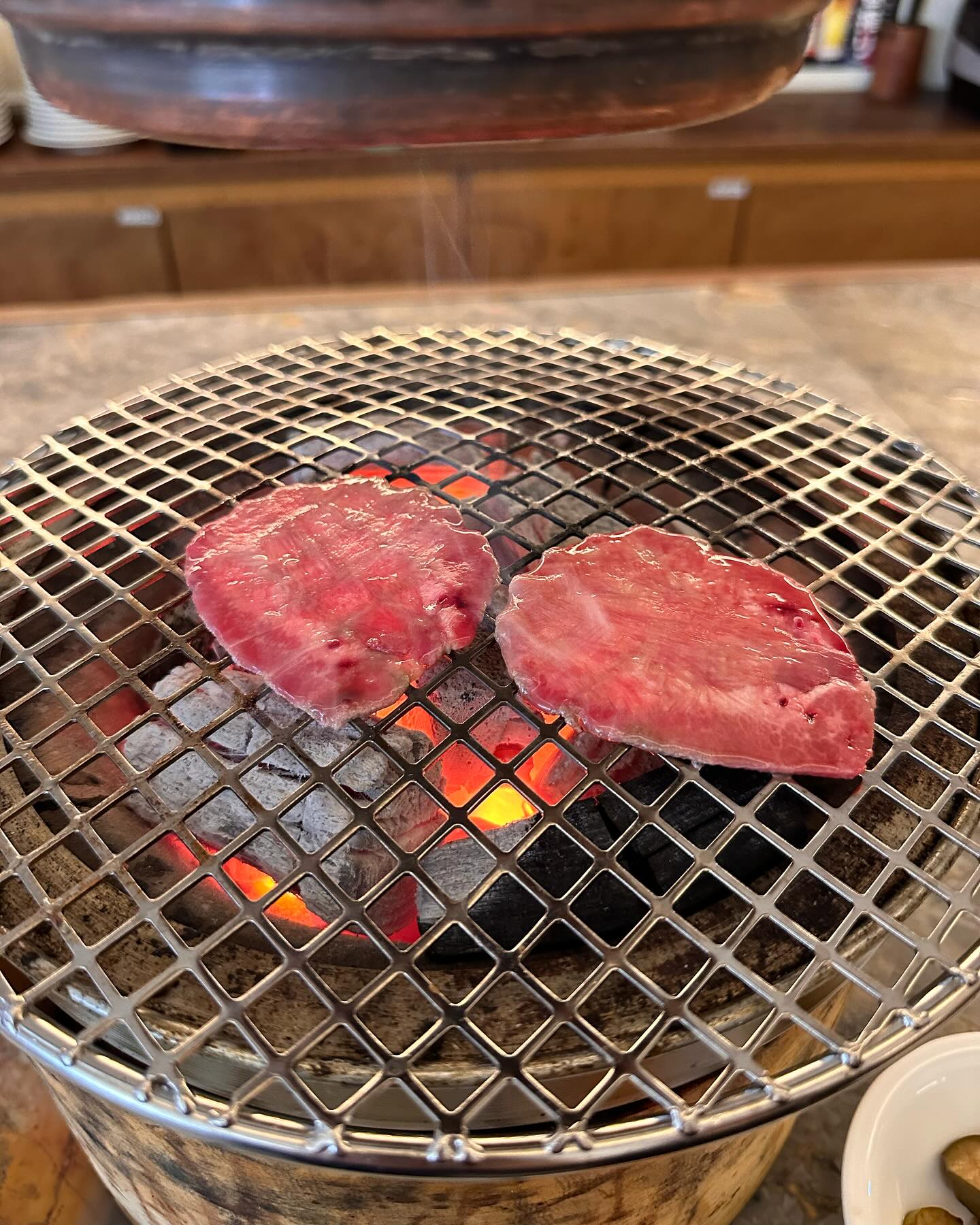 꽥꽥! 오늘의 맛집! #우직방이점 

주말에는 역시 꼬기꼬기!!

소고기 오마카세 맛집 우직 소개해 드립니덕!

릴스로 못보여드린 사진 개봉박듀!🐥🐥

최근 다녀온 음식점 중에서 맛으로보나 가성비로보나 정말 최고라고 말 할 수 있는 곳..!! 정말 또또방문 스팟입니덕🐥🐥

우직카세 A 코스는 단돈 6만원에 다양한 소고기 부위를 즐길 수 있덕!

A코스는 소고기 6종 + 가리비관자&새우 + 호루몬 + 야채구이 + 냉우동으로 알차게 구성되어 있덕🐥

소고기는 우설, 살치살, 업진살, 제비추리, 등심덧살, 늑간살이 순서대로 나옵니덕

소고기는 호주산 최상급 와규를 직접 가게에서 직접 손질하셔서 그런지 모든 부위가 다 맛있었덕

화로는 숯을 써서 그런지 화력이 좋아서 고기를 구워먹기 넘 좋았덕! 소고기는 맛있게 구워먹으려면 불이 좋아야한다구!!🔥

주류는 위스키, 하이볼, 탄산, 맥주 이렇게 준비되어있는데, 기린 생맥주가 단돈 6천원!! 어맛 이건 꼭 마셔야해🍻

주말 맛난 고기집을 찾으신다면 #우직방이점👍🏻 레츠고!!

우직카세A: 60000원

📍위치: 서울 송파구 양재대로71길 19-10
⏰영업시간: 평일 11:30~22:00, 주말 12:00~22:00

#우직카세 #방이동소고기 #방이동맛집 #방이동맛집추천 #송파구맛집 #송파구맛집추천 #방이동술집 #방이동회식 #방이동고기집 #방이동데이트 #방이동고기 #송파핫플 #방이역맛집 #송파소고기