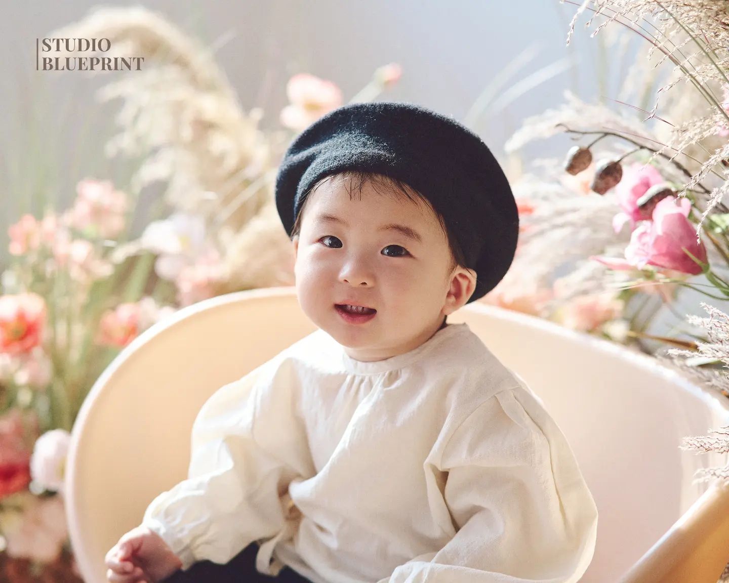 2023년 바이바이👋
함덕이 다래와 온전히 같이 
보낸 23년. 잊지못할거야🙂

2024년 새해는 몸도 마음도 건강하게 보내세요🤎
새해 복 많이받으세요❣️

난 이제 복직합니다🥲🥲

-

좋은 기회로 찍게 된 다래의 성장사진🙂
예쁘게 찍어주셔서 감사해요🤎
s.blueprint

-

#해피뉴이어
#2023년빠이
#2024년도화이팅❤️ 
#happynewyear 
#돌사진촬영 
#돌스냅
#청사진관