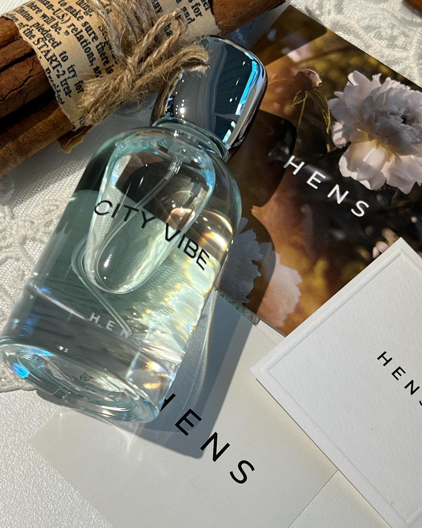 hens_scent #헨스 #시티바이브 #향수 
.
.
신규 브랜드 헨스가 내놓은 중성적이면서도 섬세한 향.

은은하게 남는 우디향이 맡고 있을 수록 차분한 분위기와 무드있는 겨울을 선사해주어요 :)

디자인도 패키지도 너무 고급지고 예뻐서, 흔하지 않은 선물용으로 너무 좋을 거 같아요🩵

안개 분사 스프레이 헤드타입에서 뿌리면서 감탄하게 되는 내구성까지 완벽한 향수.

헨스_ 시티바이브 🩵