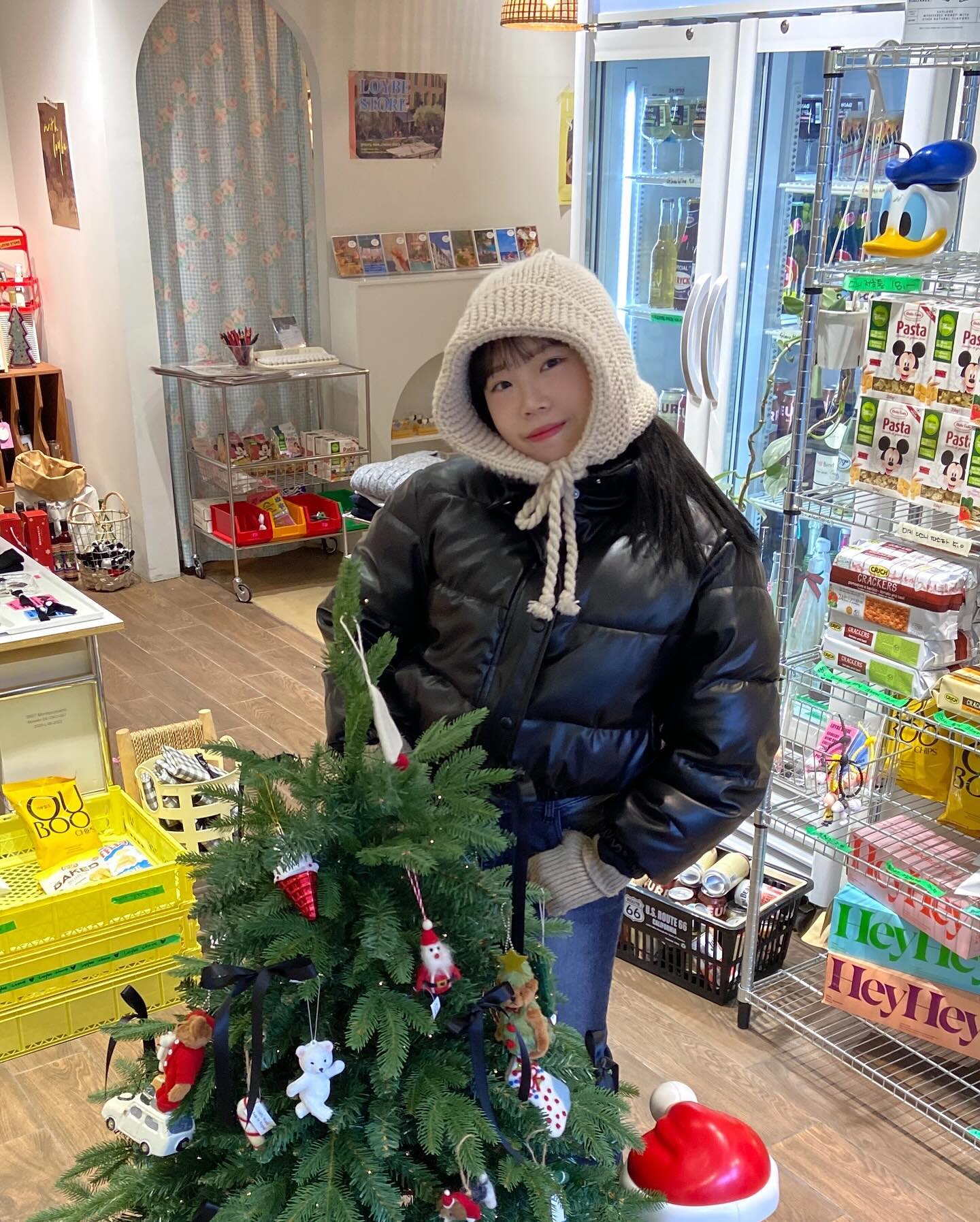 멜크🎄이쁜 소품샵에서 엄빠 좋아하는 와인사고 춍춍•••🤍 사장님의 포장실력까지 최고🤞🏻🤞🏻