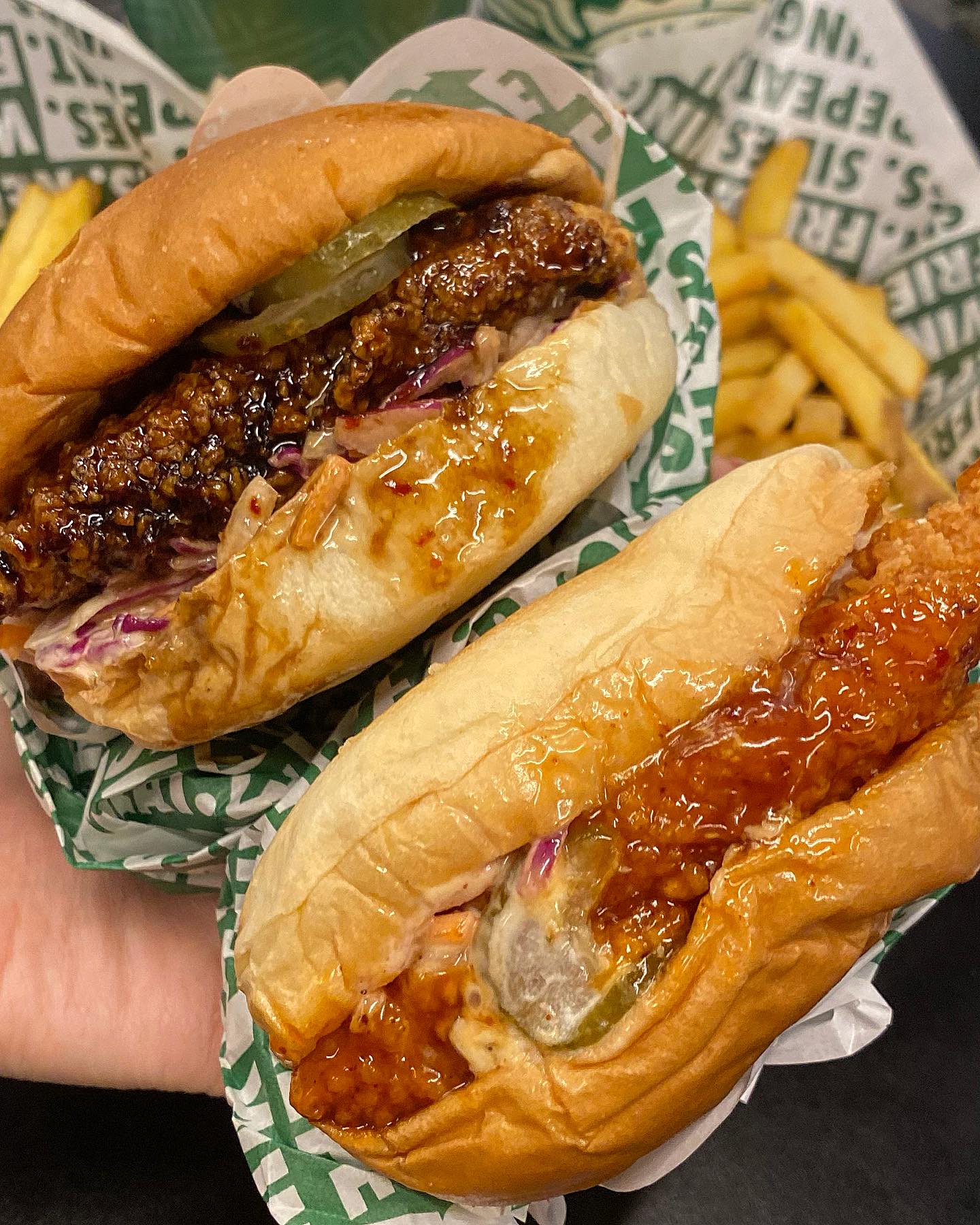 📍 #윙스탑 - 신논현 강남
#wingstop - #gangnam 
: 미국식 햄버거 윙 치킨 강남 1호점 상륙! 가성비 빅 플레이어 버거 9가지 맛을 취향별로 택해서 먹을 수 있음. 야채, 토마토 대신 코울슬로랑 피클 들어가는데 신기하게 안느끼하고 맛있음;; 매장에서 매일 만들어서 그런가 코울슬로 신선함에 반함.

🧡빅 플레이버 버거 세트( 버거 맛 선택 가능, 프라이, 음료, 랜치소스) 8,900원 : 가성비 혜자 햄버거 프랜차이즈 되시겠다. 햄버거 못지 않게 감자튀김 퀄리티도 좋음.. 수제버거 저리가라 맛!

/

📌 주차 가능
📌 매일 11:00-23:00 
📌 불펌 및 크롤링 금지 ⓒjmtfoodie

#협찬 #강남버거 #강남역버거 #강남치킨맛집 #치킨버거 #미국버거 #미국햄버거 #강남맛집 #윙스탑 #빅플레이버버거 #윙스탑버거 #홈메이드랜치 #코울슬로 #신논현버거 #신논현맛집 #koreanfood
