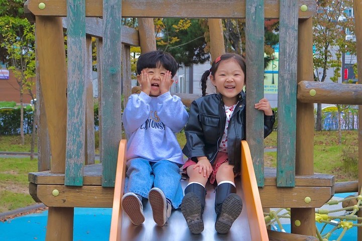 #주말일상
오랜만에 지호 만나서 신난 황다은

이제는 컸다고
엄마들 개입없이 둘이서 잘놀고
진짜 언제 이리 컸나 싶네
우래기들🥹🩵

장난꾸러기 4살 친구
투샷 넘나리 이쁘다 진짜😍

지금처럼 늘 밝게 잘 자라주렴 🩶