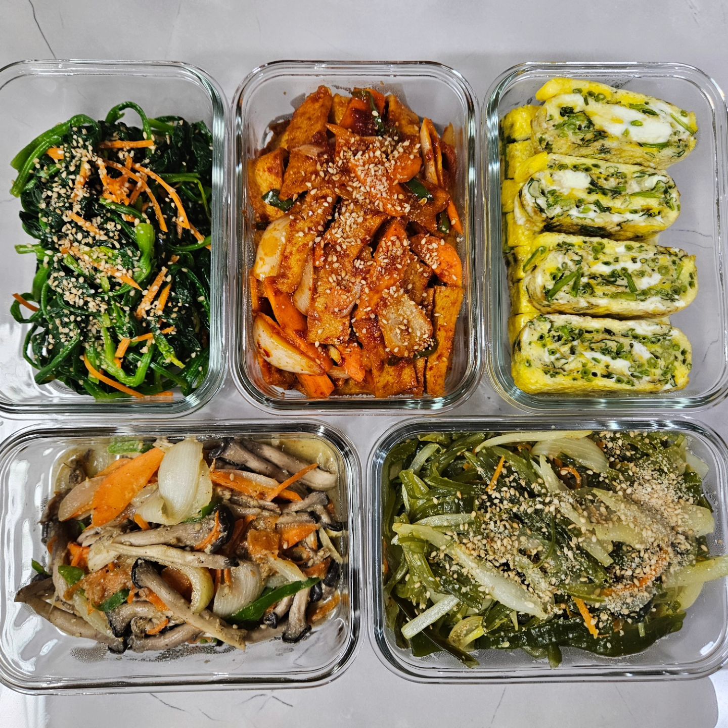 #반찬
#집밥이야기 

사부작사부작 #밑반찬만들기 
미나리 조금남아  #계란말이
신랑좋아하는  #미역줄기볶음 
샤브먹으려다  안먹은  #느타리버섯볶음 
#시금치나물  매콤하게  #오뎅볶음 
#밑반찬  준비해두니 든든합니다👍👍

울님들  감기조심하세요 😉😉

#반찬만들기 
#반찬들
#집반찬 
#집반찬그램 
#반찬그램
#가정식
#한식
#한식사랑 
#한식파
#홈쿡스타그램 
#주부일상
#주부스타그램 
#소통
#맛있어