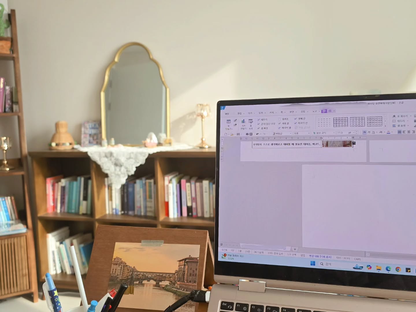 🤎𝓵𝓮𝓽𝓽𝓮𝓻𝓼 𝓶𝓸𝓸𝓭

오늘은 긴 프로젝트였던 한 업무를 마무리한 후 가벼운 마음으로 그동안 읽고 있었던 책을 다 읽었다. 전자책은 특성상 페이지수가 많아서 처음에 좀 더부룩한 느낌이지만 오랜만에 뒷 이야기가 궁금한 책을 만나 며칠동안 신나게 읽었다.
그렇게 #시티뷰 책을 다 읽고, 새로운 책을 펼쳐 몇시간 안남은 주말을 듬뿍 느끼고 있다. 
언니는 이런 날씨에 밖에 안나가는건 죄라고 하지만, 커텐치고 턱끝까지 이불 올리고 책으로 여행 중이니 이정도면 죄인까지는 아니지 않을까🤓

겨울이 왜 좋냐는 지인의 물음에 '어두운 시간이 긴 그 차분한 느낌이 좋아.'라고 답했는데, 12월 첫날 차분하고, 고요한 느낌을 오롯이 느끼고 있어 참 좋다 :)